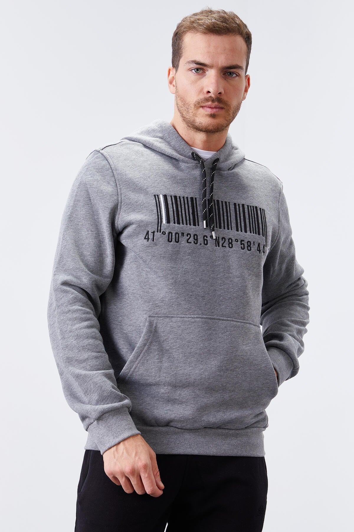 Gri Melanj Nakışlı Kanguru Cep Standart Kalıp Kapüşonlu Erkek Sweatshirt - 87839