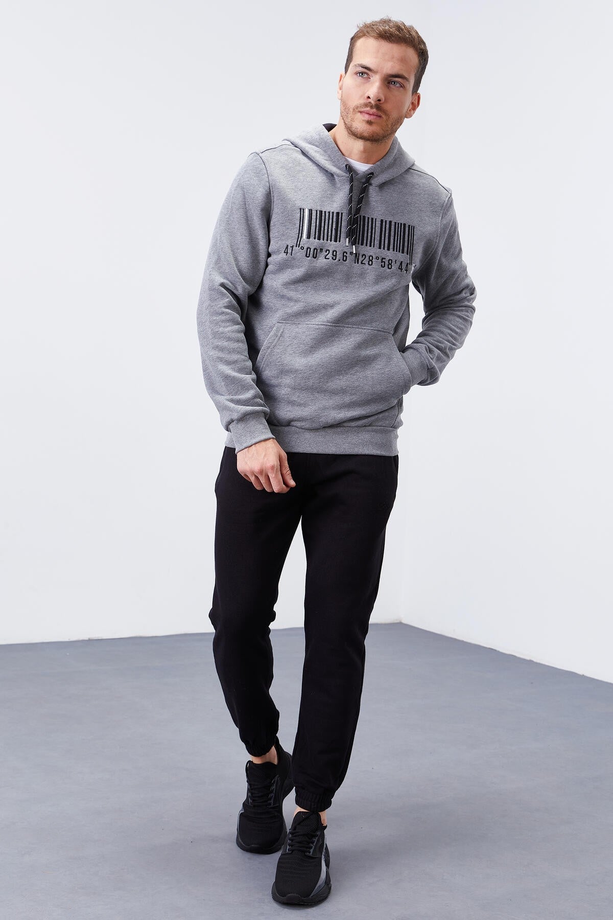 Gri Melanj Nakışlı Kanguru Cep Standart Kalıp Kapüşonlu Erkek Sweatshirt - 87839