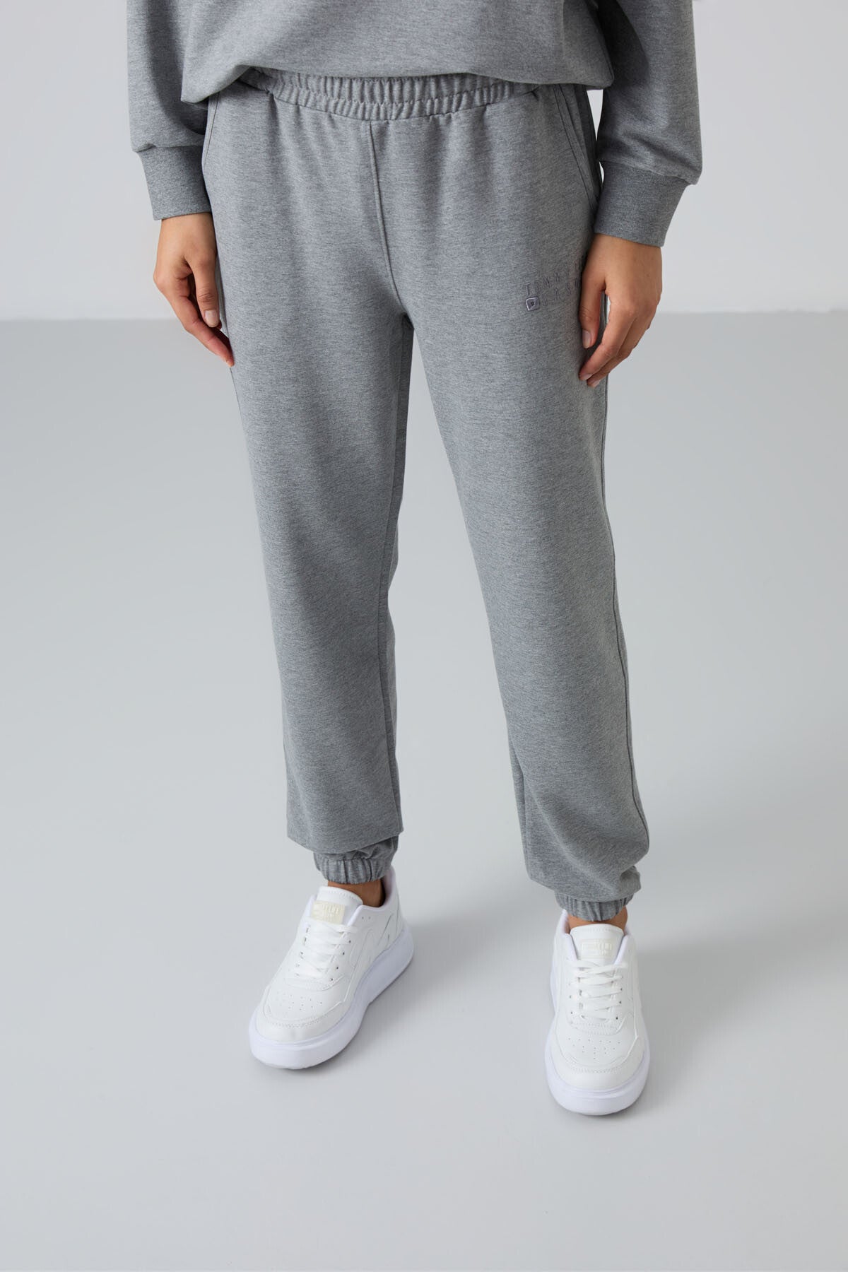 Gri Melanj Basic Pamuklu O Yaka Oversize Lastik Paça Kadın Eşofman Takım - 95287