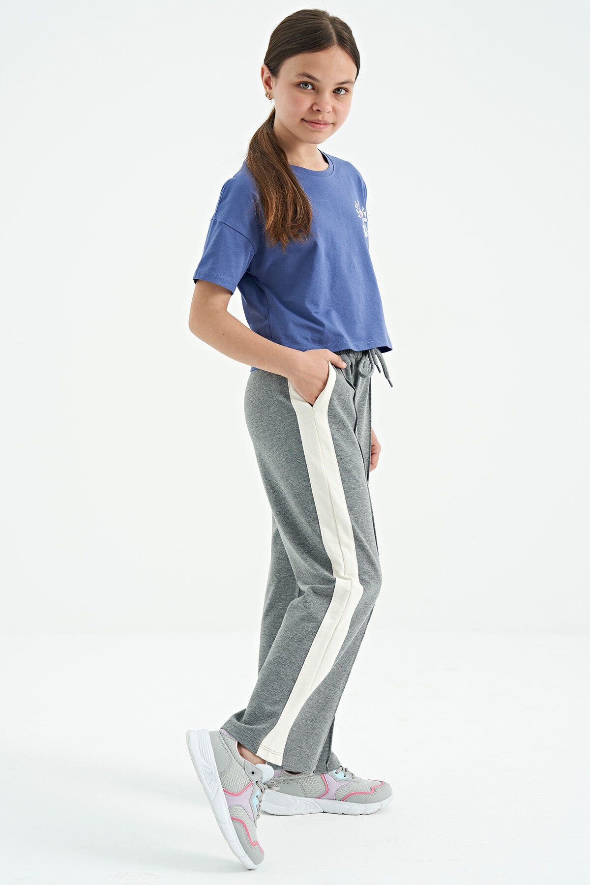 Gri Melanj Yan Bant Detaylı Bağcıklı Rahat Kalıp Geniş Paça Kız Çocuk Eşofman Alt - 75119