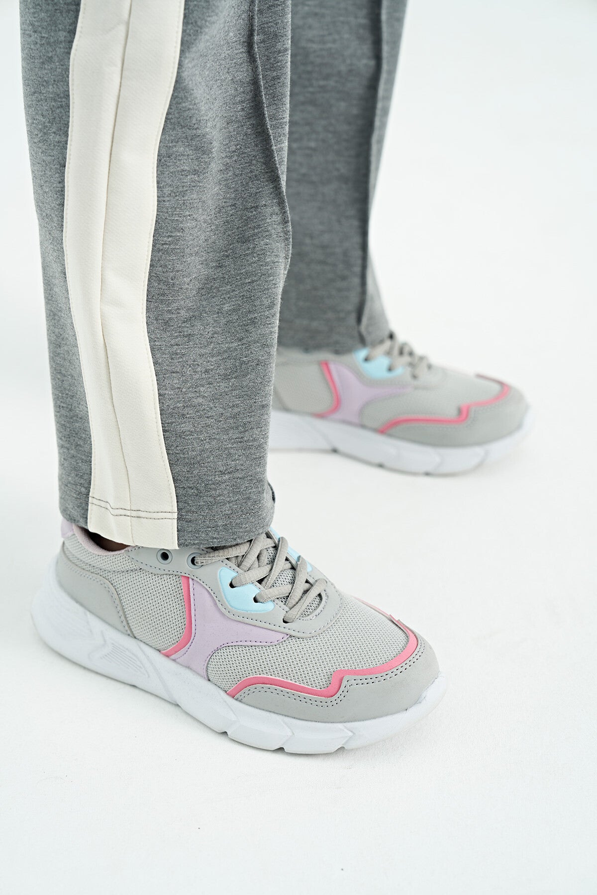 Gri Melanj Yan Bant Detaylı Bağcıklı Rahat Kalıp Geniş Paça Kız Çocuk Eşofman Alt - 75119