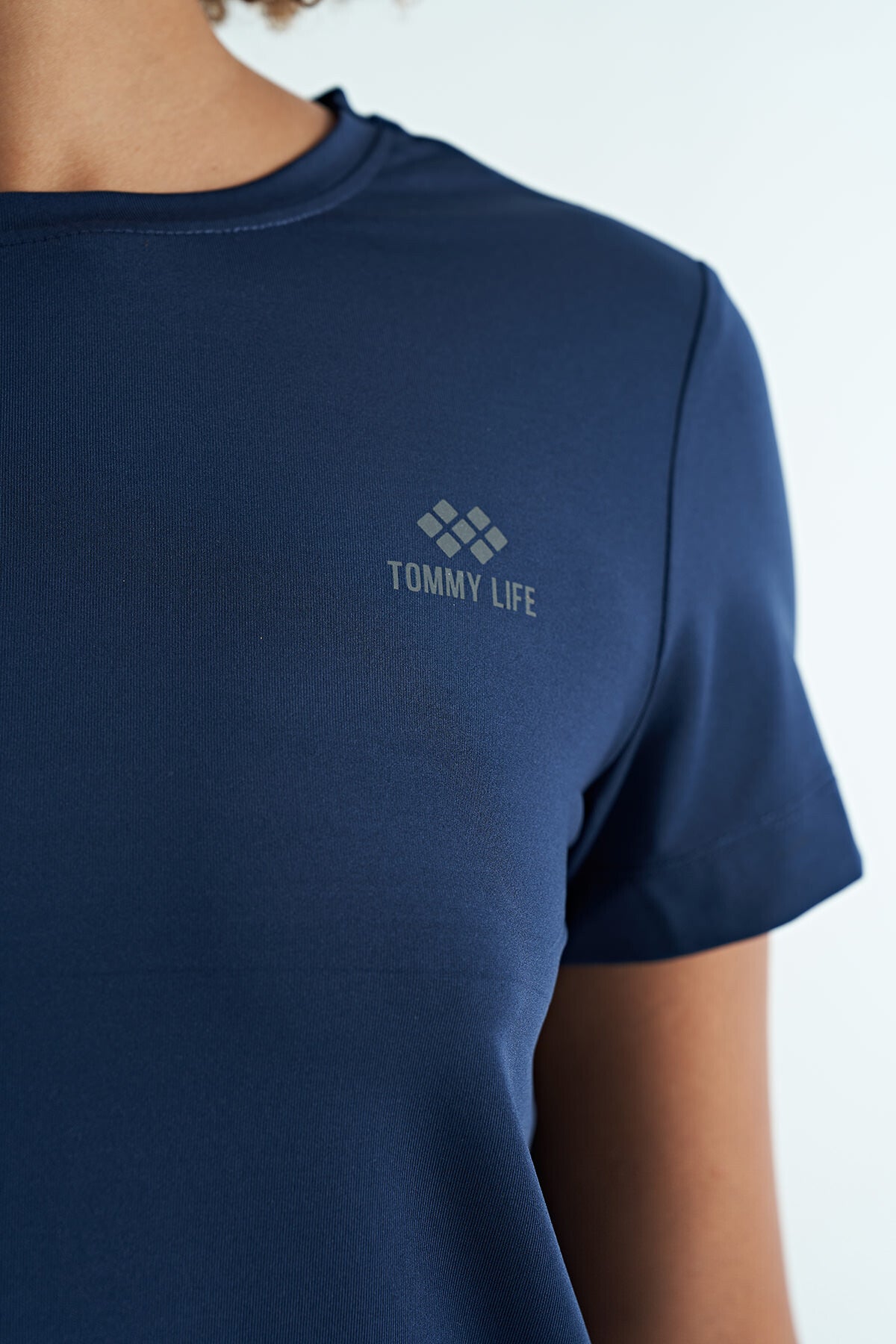 İndigo Sırt Yırtmaç Detaylı O Yaka Kısa Kollu Standart Kalıp Kadın T-Shirt - 97267