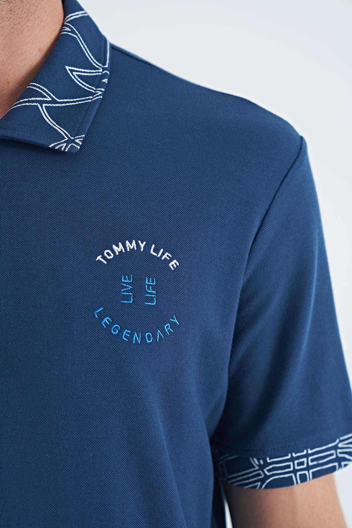 İndigo Yazı Nakışlı Baskı Detaylı Standart Kalıp Polo Yaka Erkek T-Shirt - 88239
