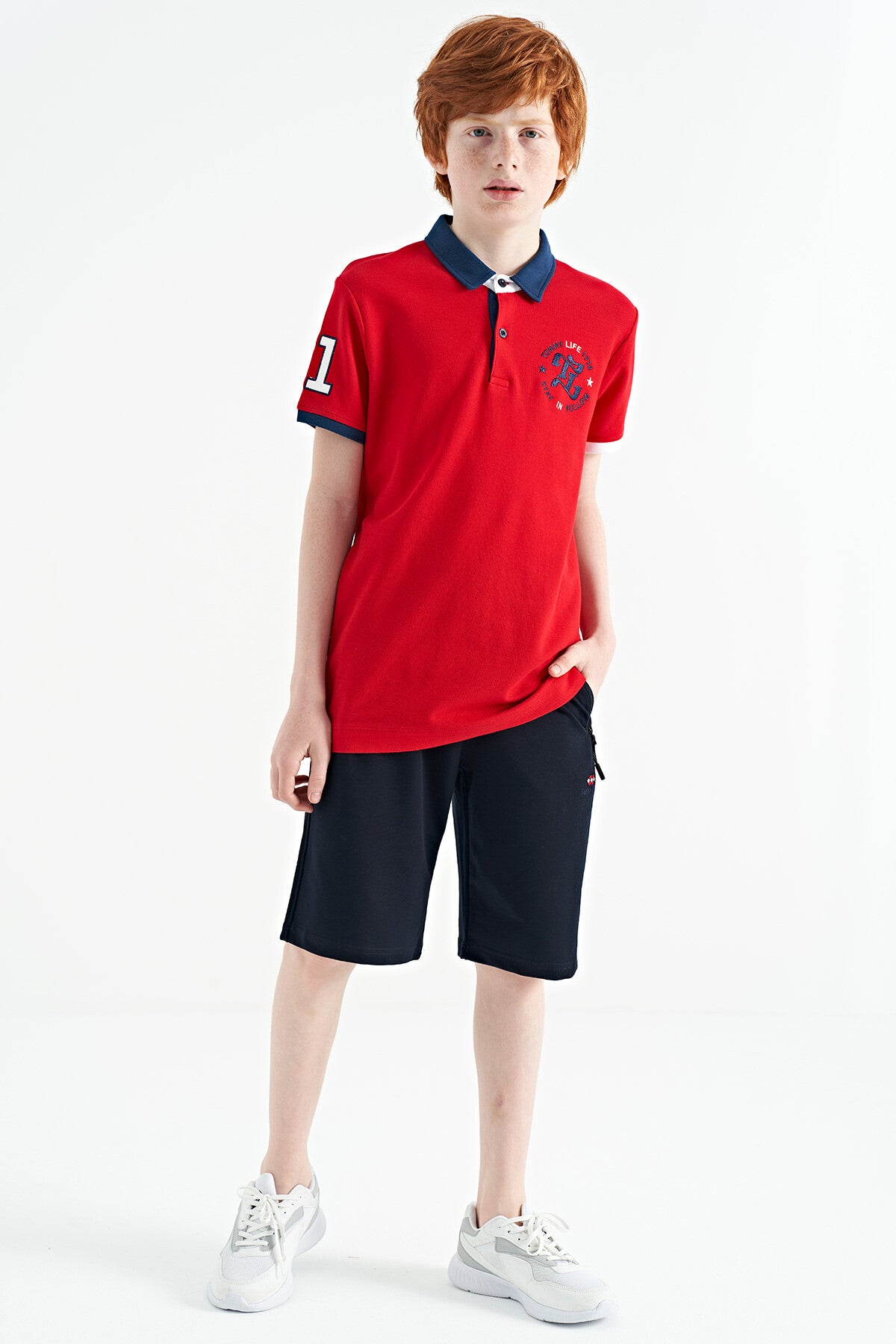 Kırmızı Kol Gögüs Nakış Detaylı Standart Kalıp Polo Yaka Erkek Çocuk T-Shirt - 11086