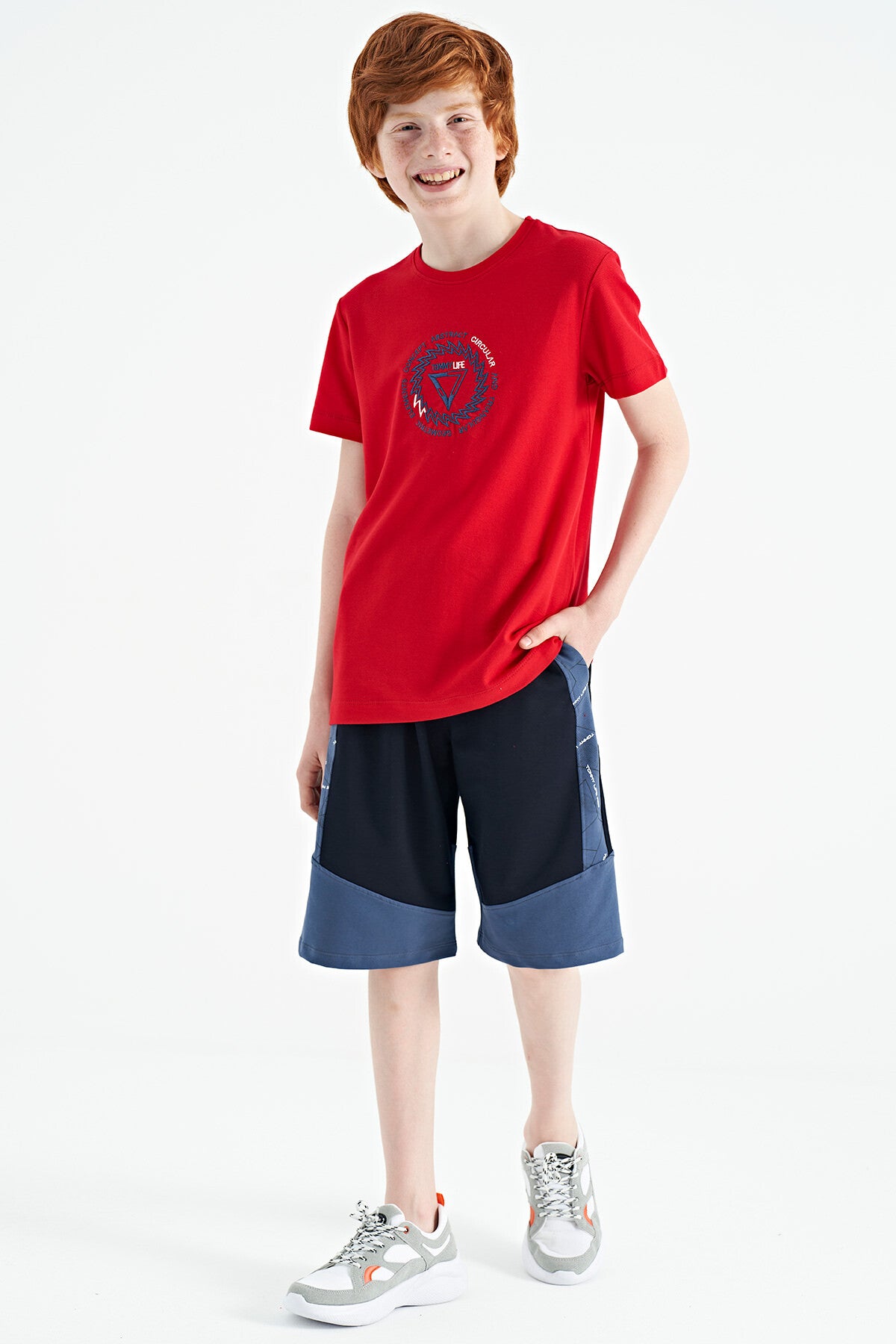 Kırmızı Nakış İşleme Detaylı O Yaka Standart Kalıp Erkek Çocuk T-Shirt - 11115