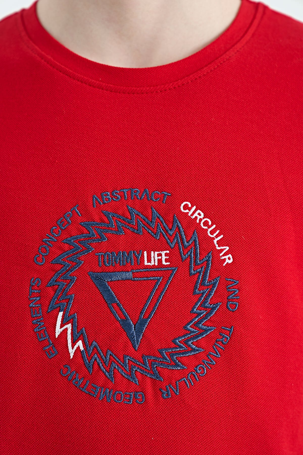 Kırmızı Nakış İşleme Detaylı O Yaka Standart Kalıp Erkek Çocuk T-Shirt - 11115