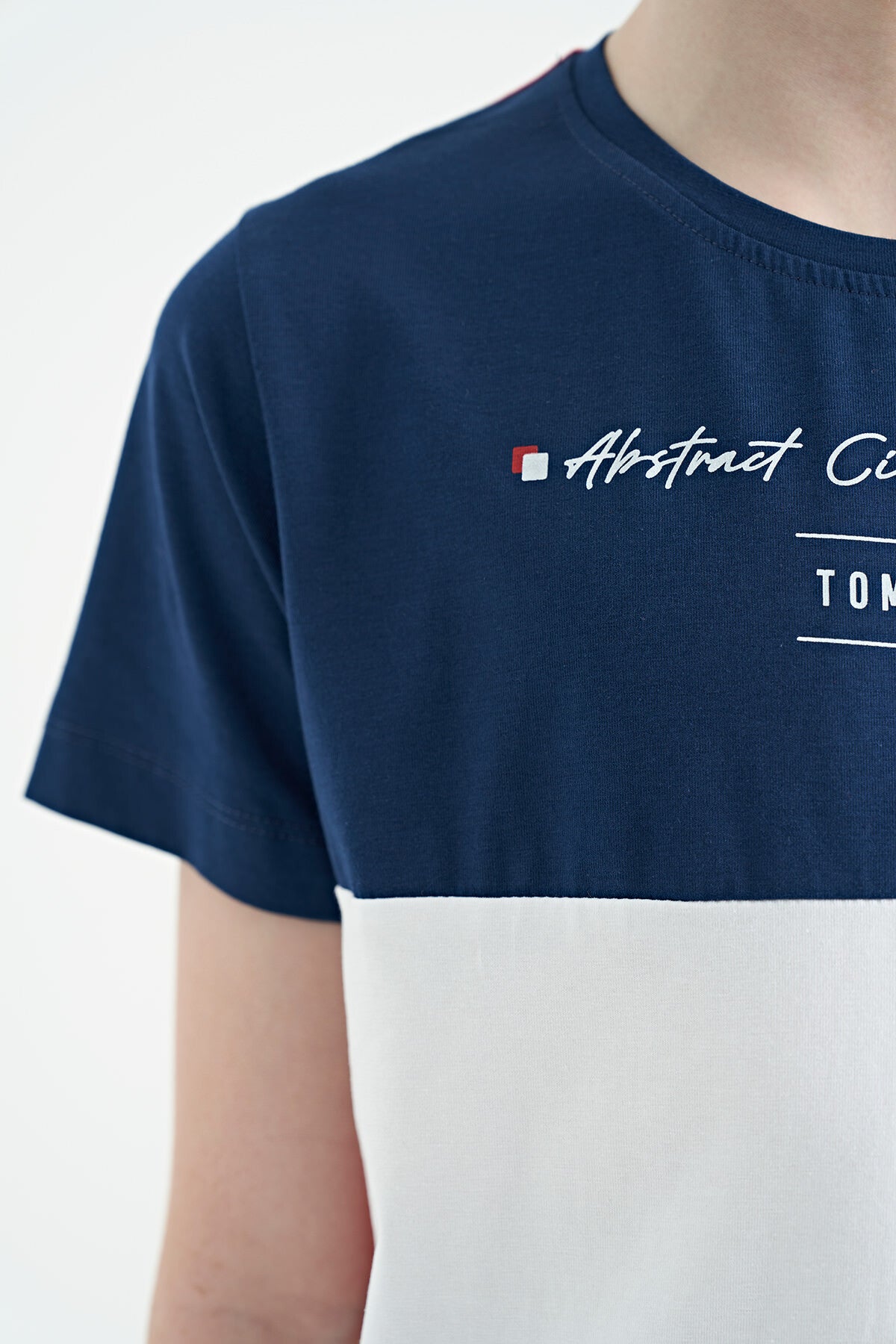 Kırmızı Renk Bloklu O Yaka Baskı Detaylı Standart Kalıp Erkek Çocuk T-Shirt - 11135