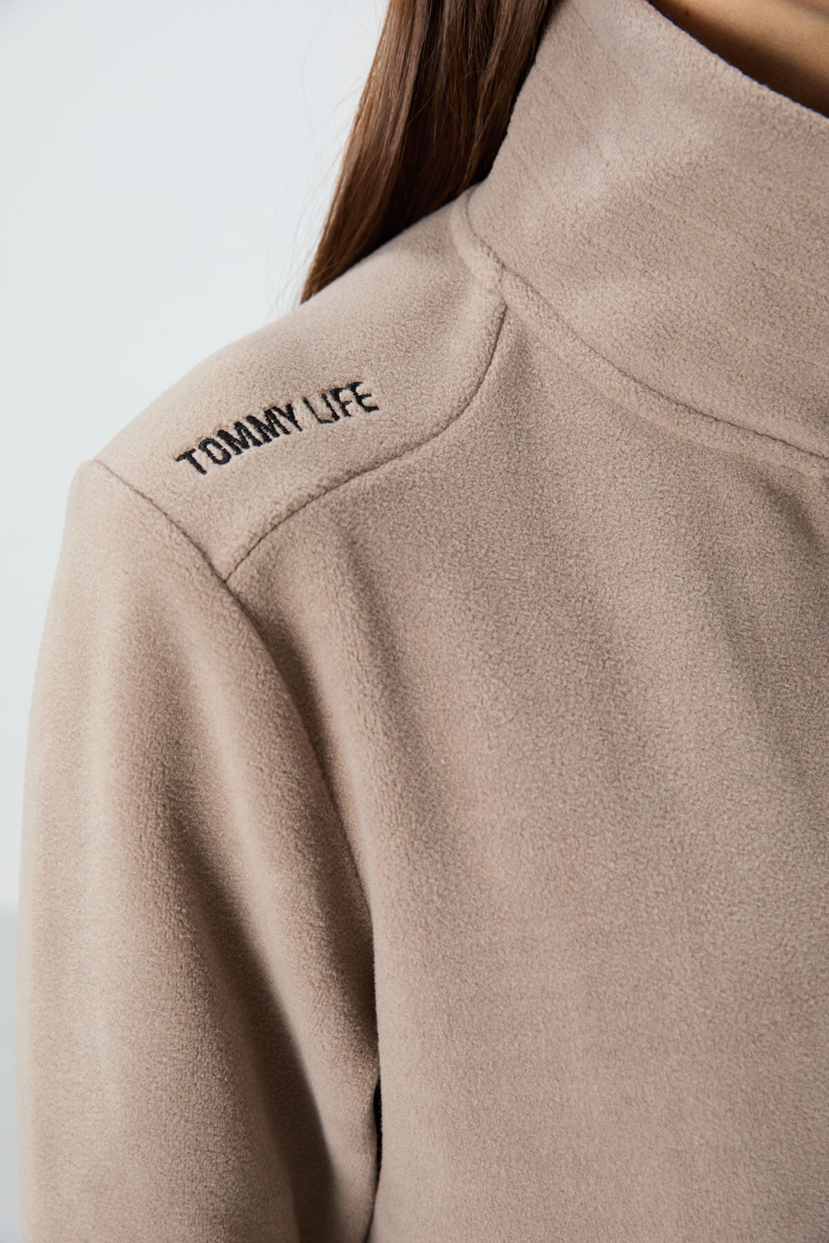 Koyu Bej Dik Yaka Fermuarlı Rahat Form Kadın Polar Sweatshirt - 97173