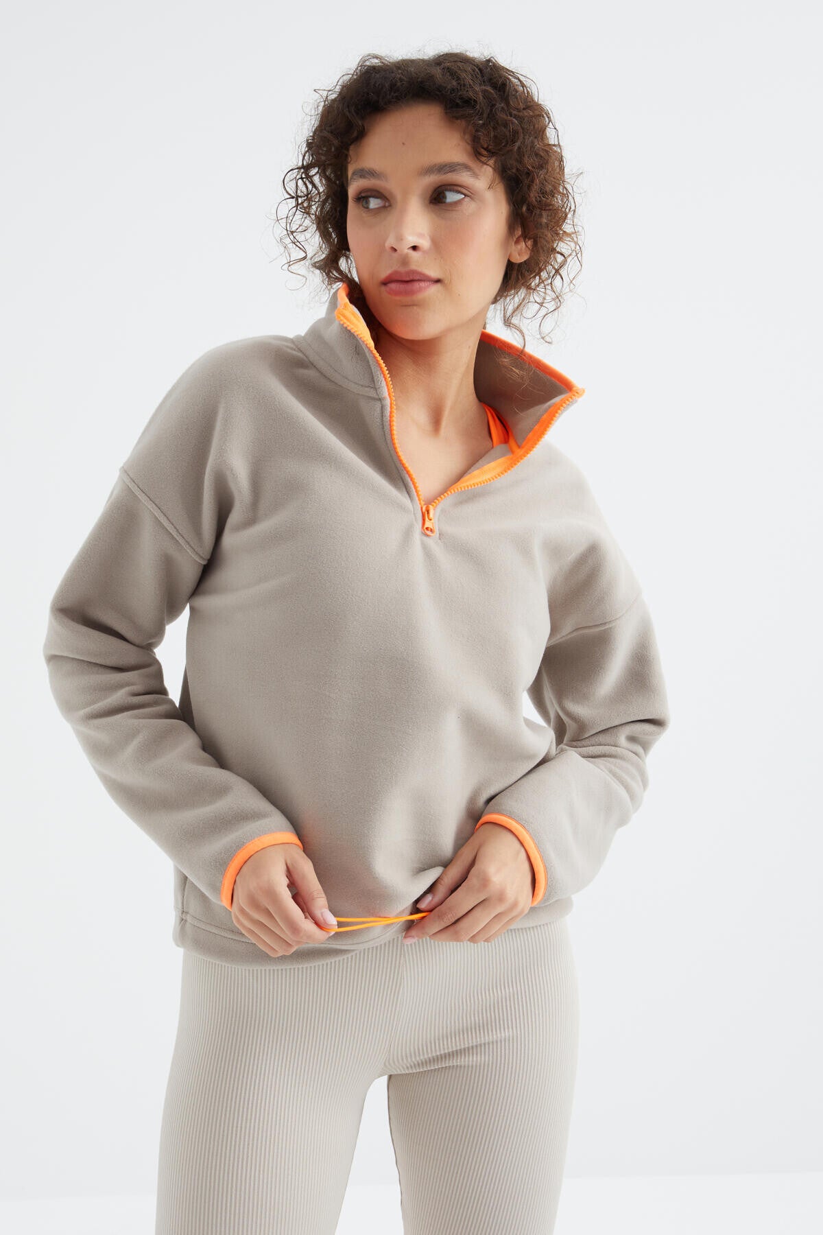 Koyu Bej Yarım Fermuar Etek Ucu Büzgülü Dik Yaka Oversize Kadın Polar Sweatshirt - 97234
