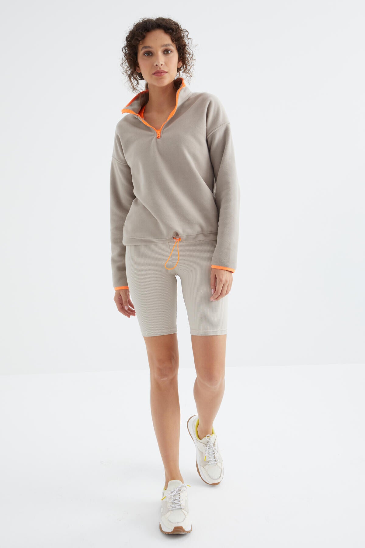 Koyu Bej Yarım Fermuar Etek Ucu Büzgülü Dik Yaka Oversize Kadın Polar Sweatshirt - 97234