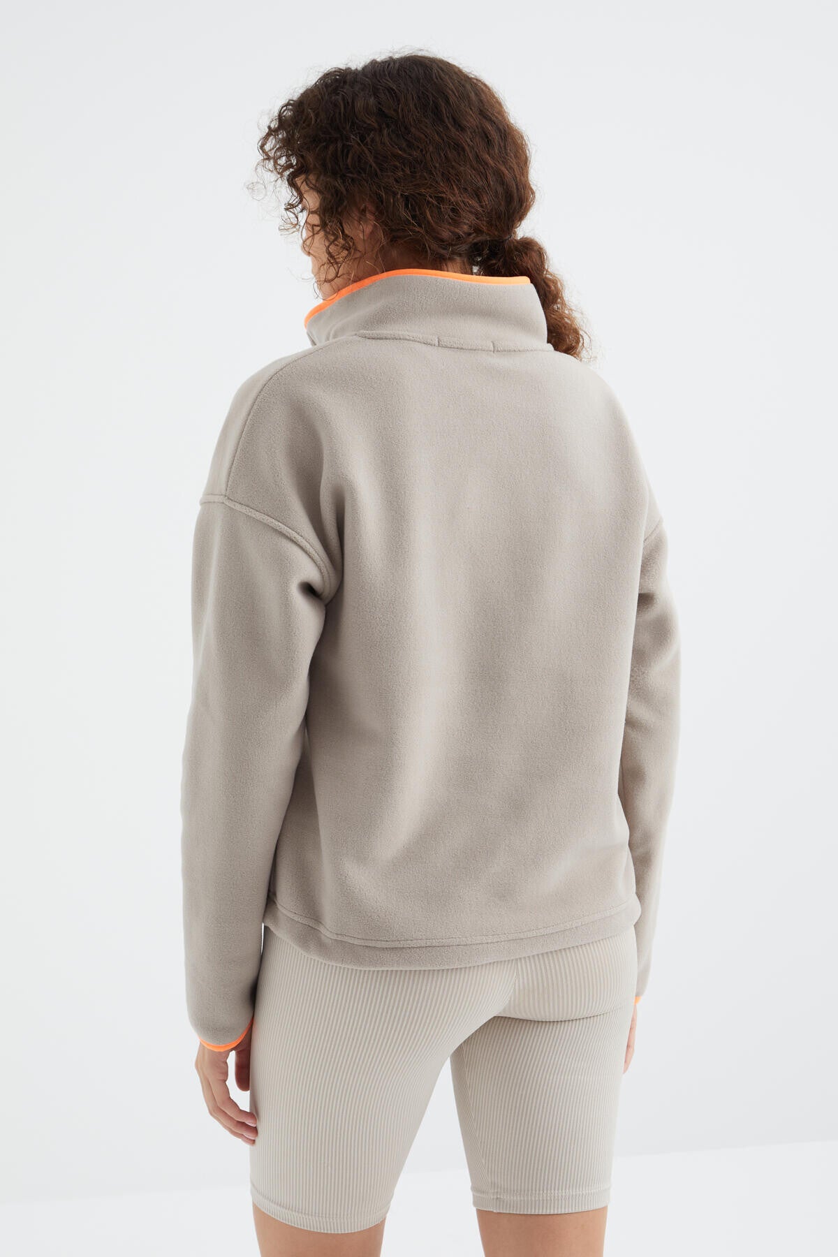 Koyu Bej Yarım Fermuar Etek Ucu Büzgülü Dik Yaka Oversize Kadın Polar Sweatshirt - 97234