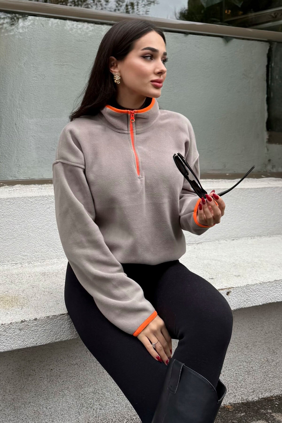 Koyu Bej Yarım Fermuar Etek Ucu Büzgülü Dik Yaka Oversize Kadın Polar Sweatshirt - 97234