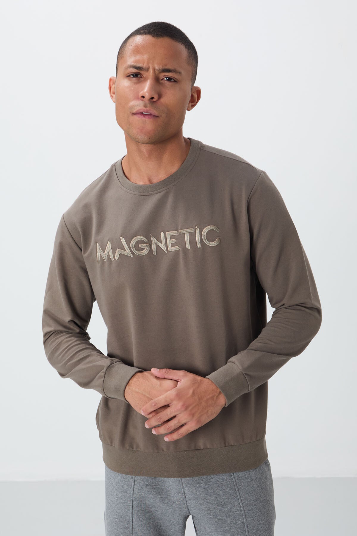 Koyu Bej Yazı Nakışlı O Yaka Rahat Form İçi Polarlı Erkek Sweatshirt - 88020