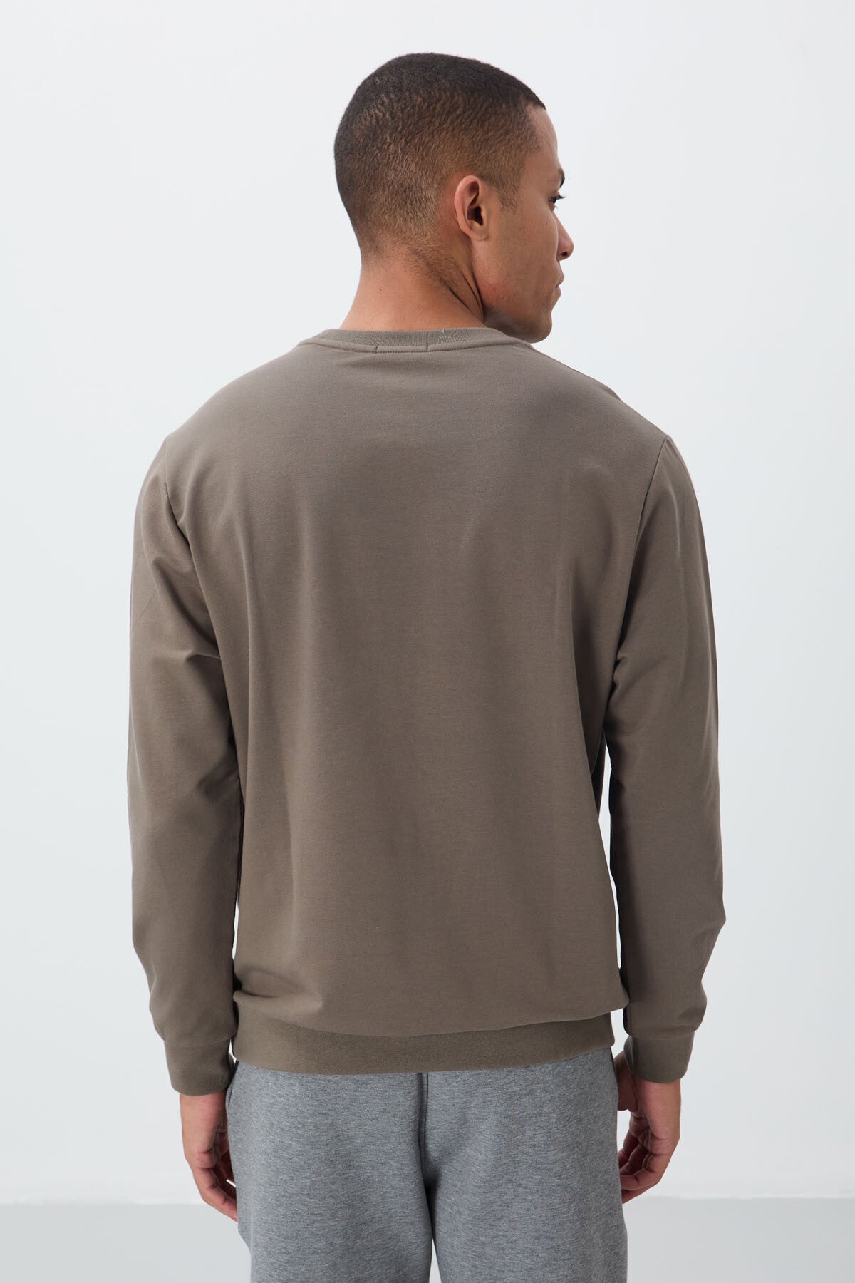 Koyu Bej Yazı Nakışlı O Yaka Rahat Form İçi Polarlı Erkek Sweatshirt - 88020