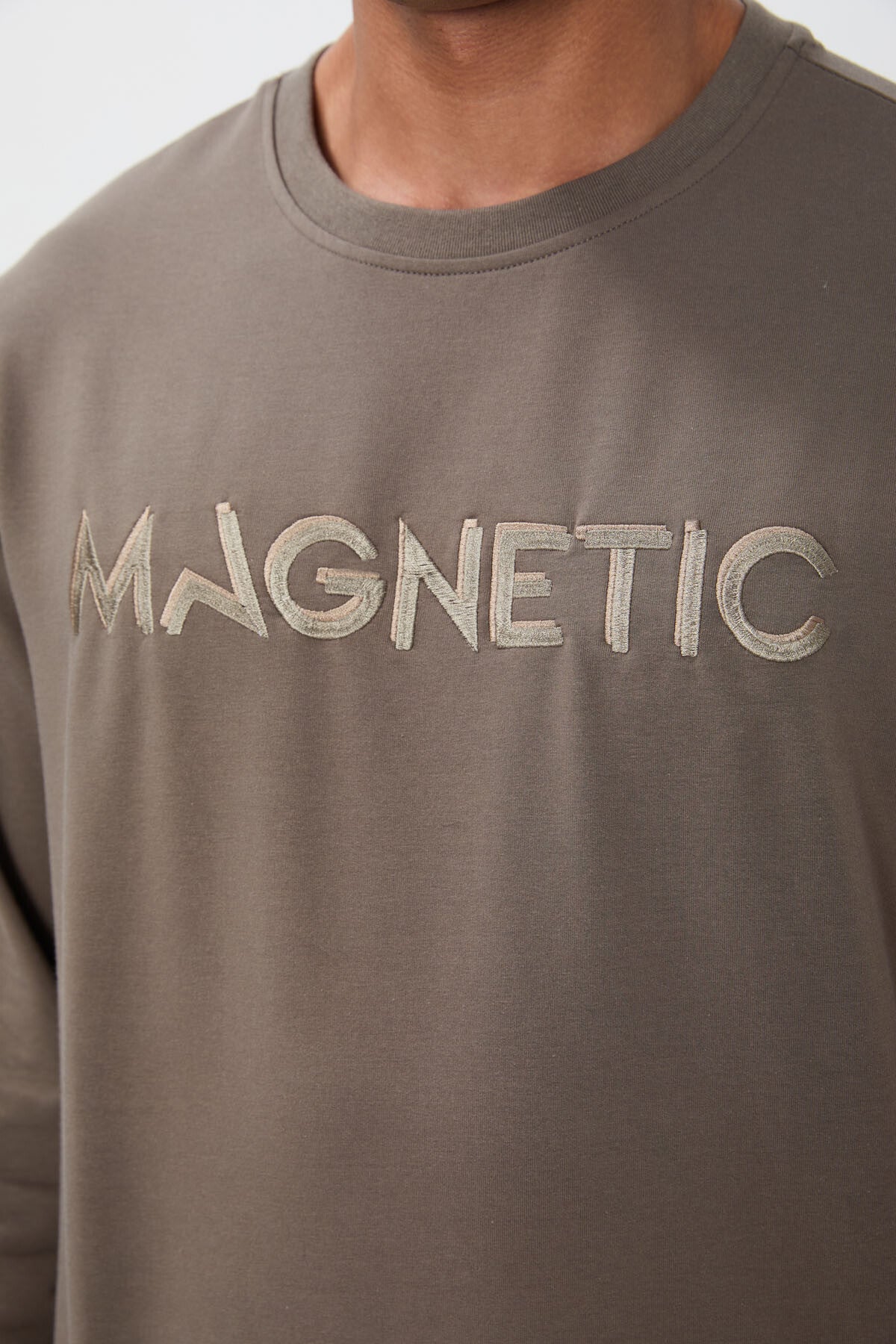 Koyu Bej Yazı Nakışlı O Yaka Rahat Form İçi Polarlı Erkek Sweatshirt - 88020