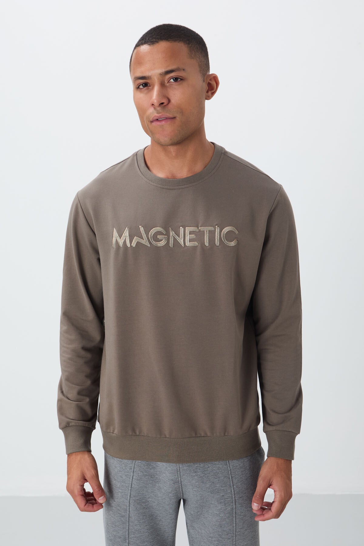 Koyu Bej Yazı Nakışlı O Yaka Rahat Form İçi Polarlı Erkek Sweatshirt - 88020