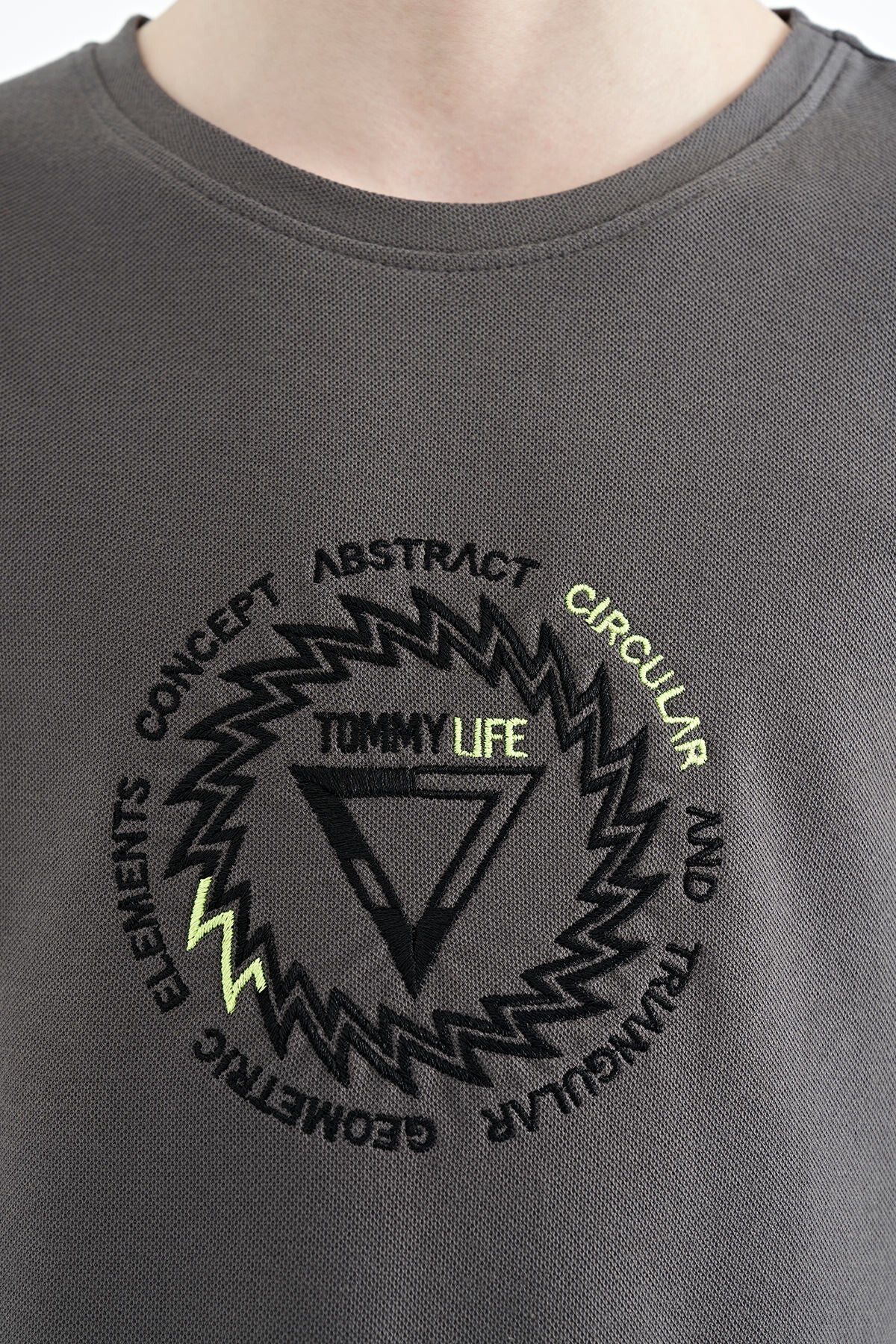 Koyu Gri Nakış İşleme Detaylı O Yaka Standart Kalıp Erkek Çocuk T-Shirt - 11115