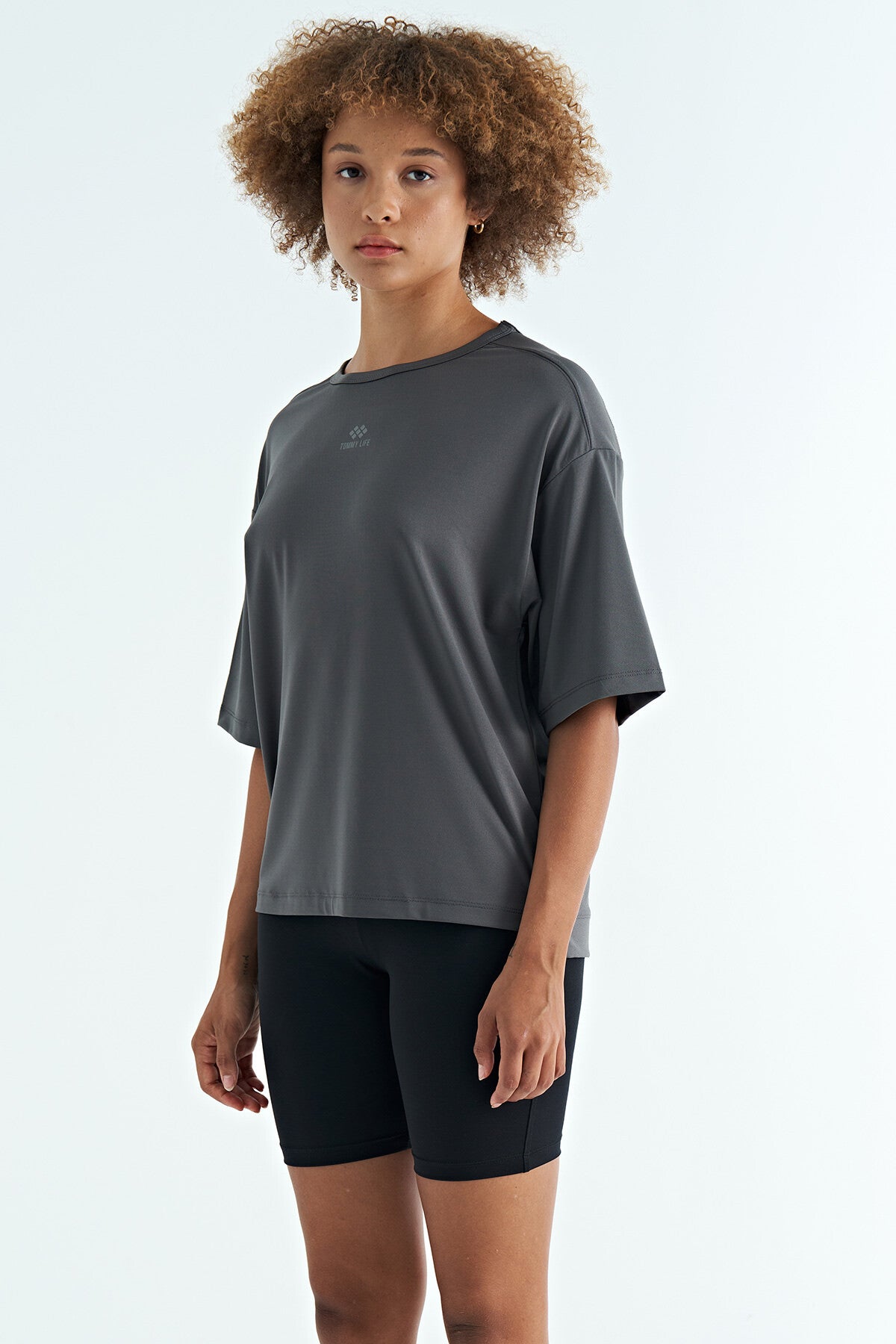 Koyu Gri O Yaka Baskı Detaylı Oversize Kısa Kol Kadın T-Shirt - 97263