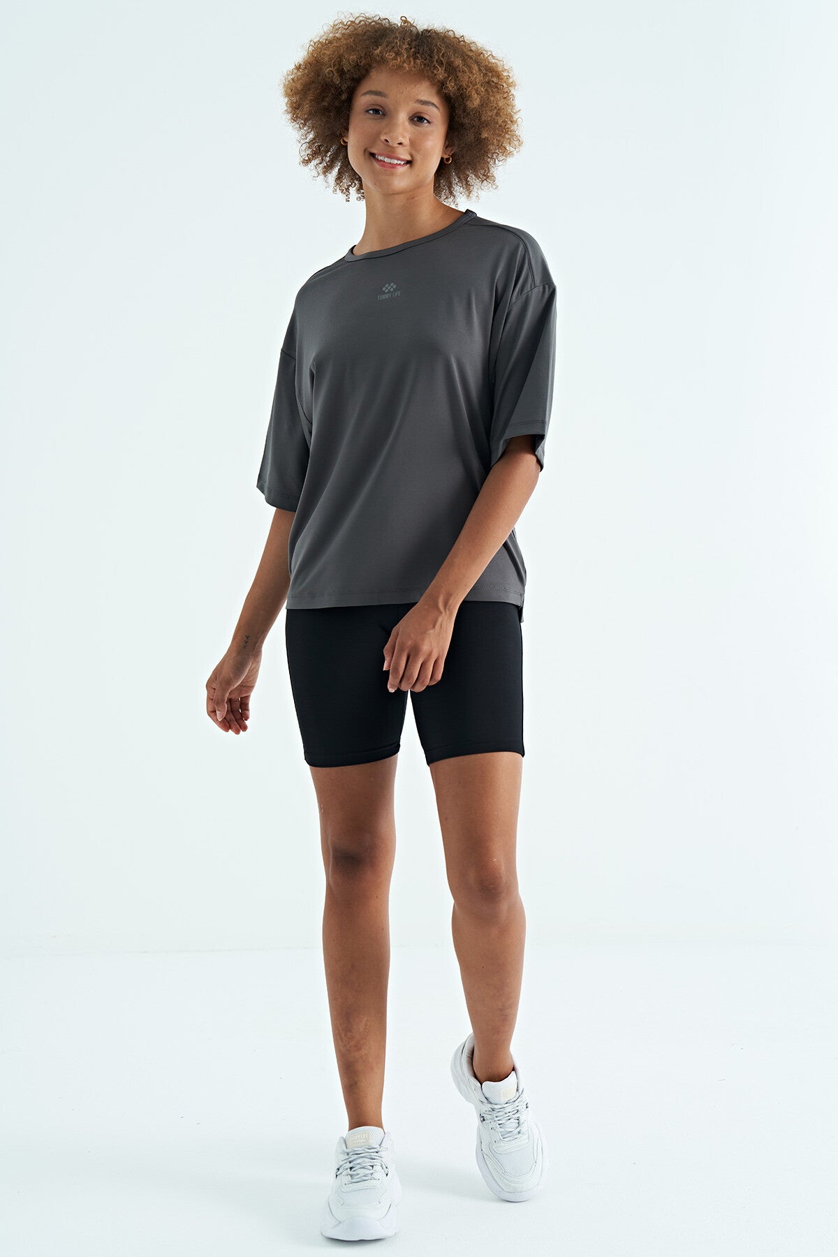 Koyu Gri O Yaka Baskı Detaylı Oversize Kısa Kol Kadın T-Shirt - 97263