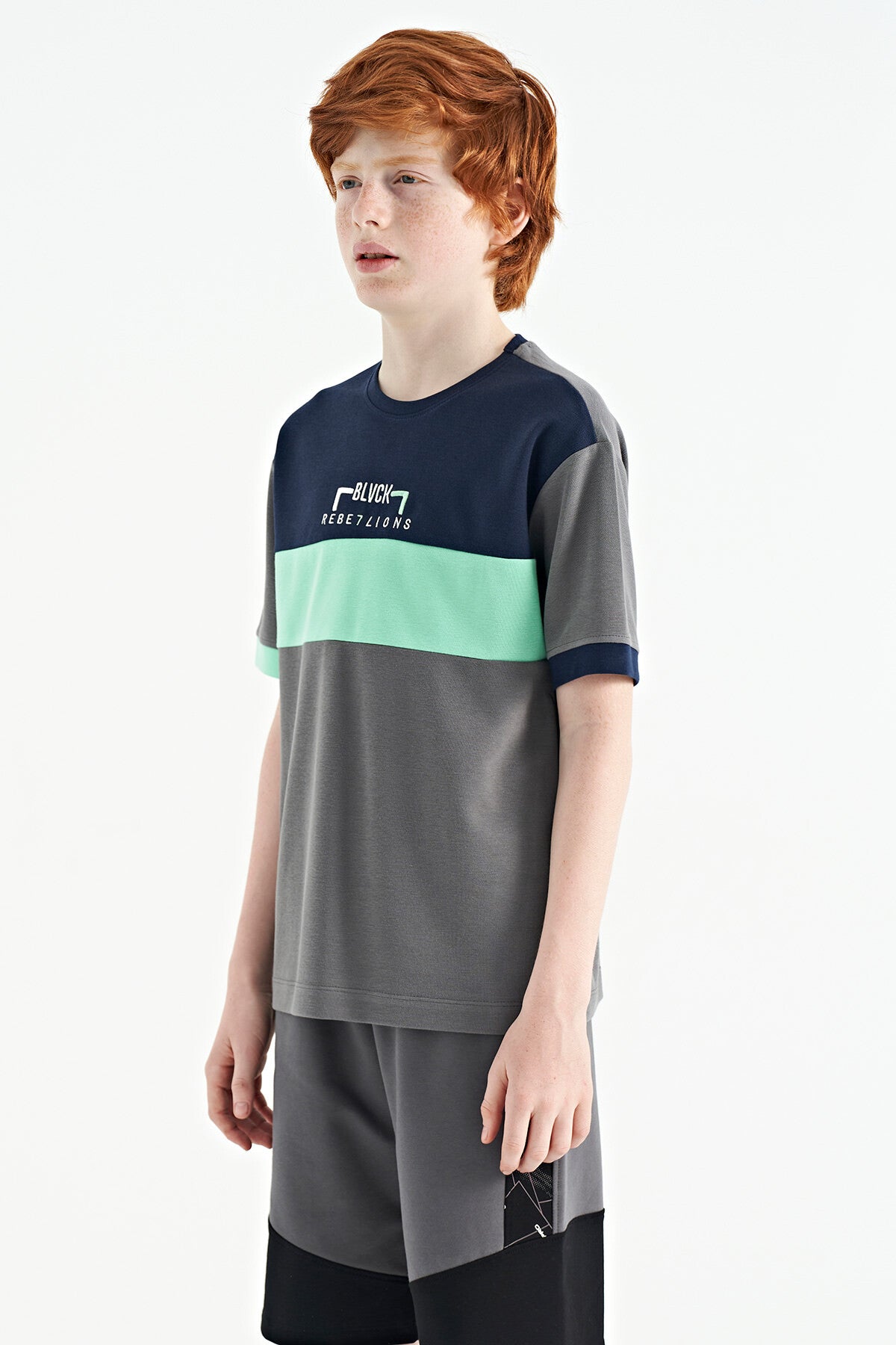 Koyu Gri Renk Geçişli Nakışlı Oversize Erkek Çocuk T-Shirt - 11159