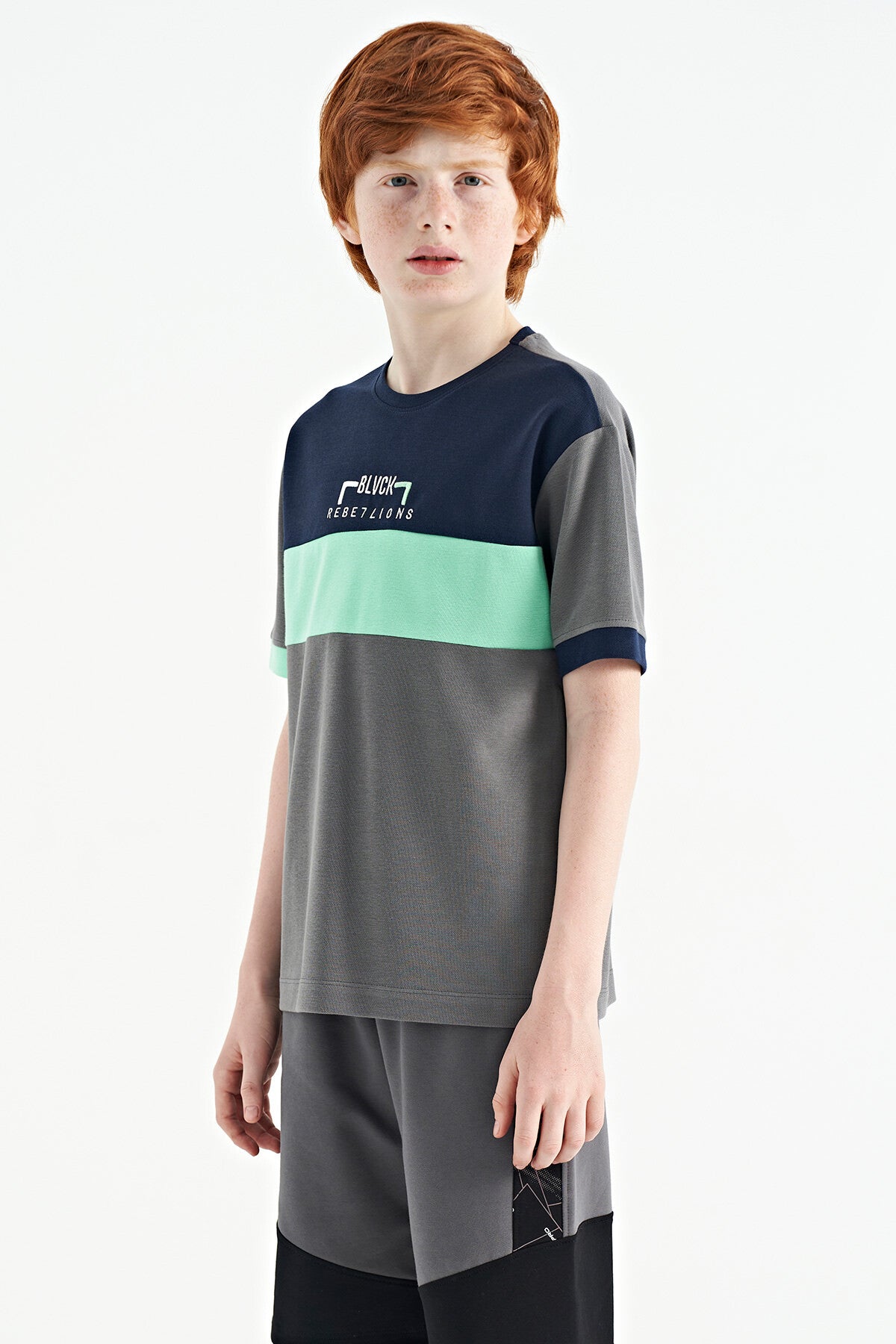 Koyu Gri Renk Geçişli Nakışlı Oversize Erkek Çocuk T-Shirt - 11159