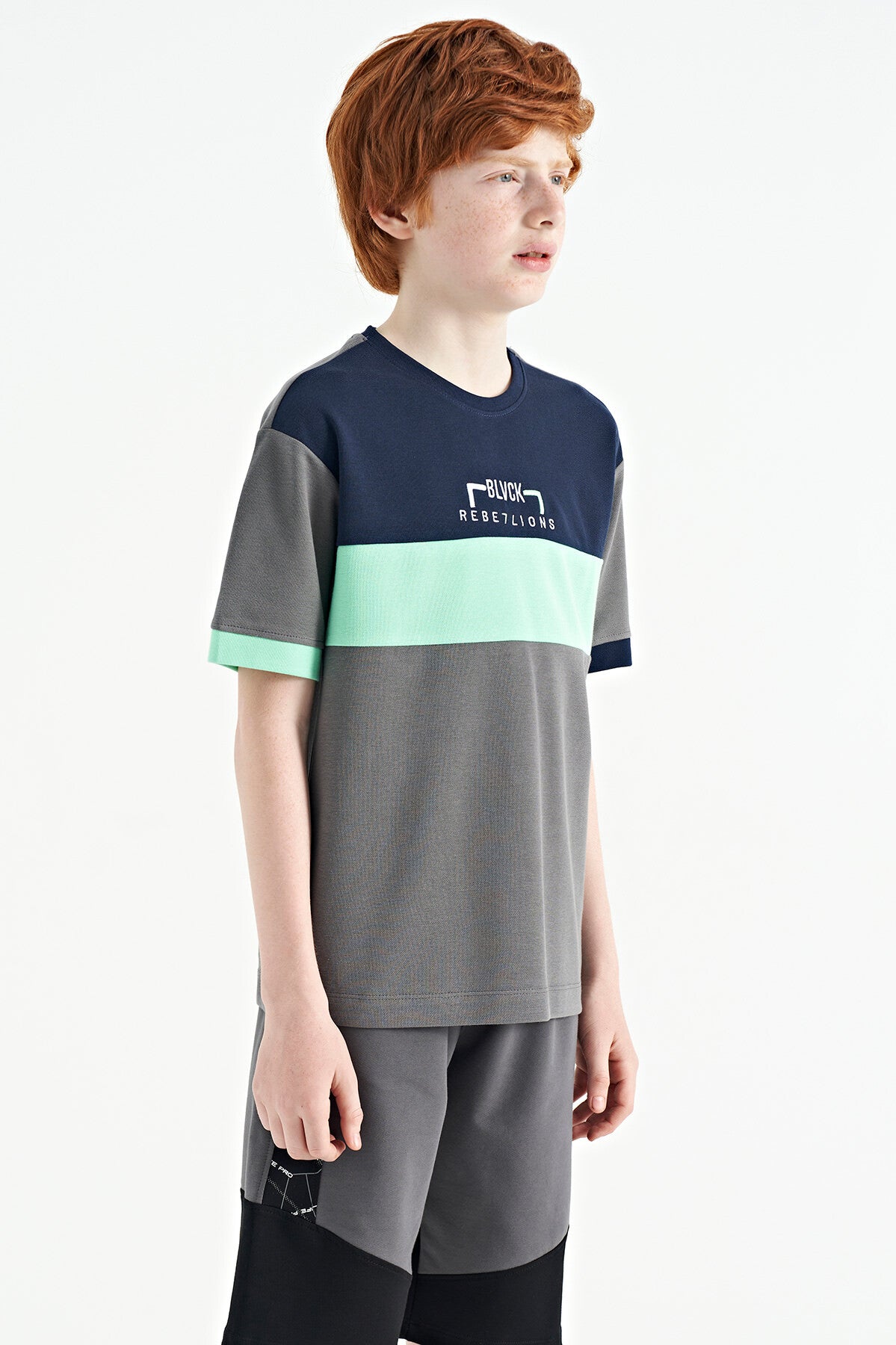 Koyu Gri Renk Geçişli Nakışlı Oversize Erkek Çocuk T-Shirt - 11159