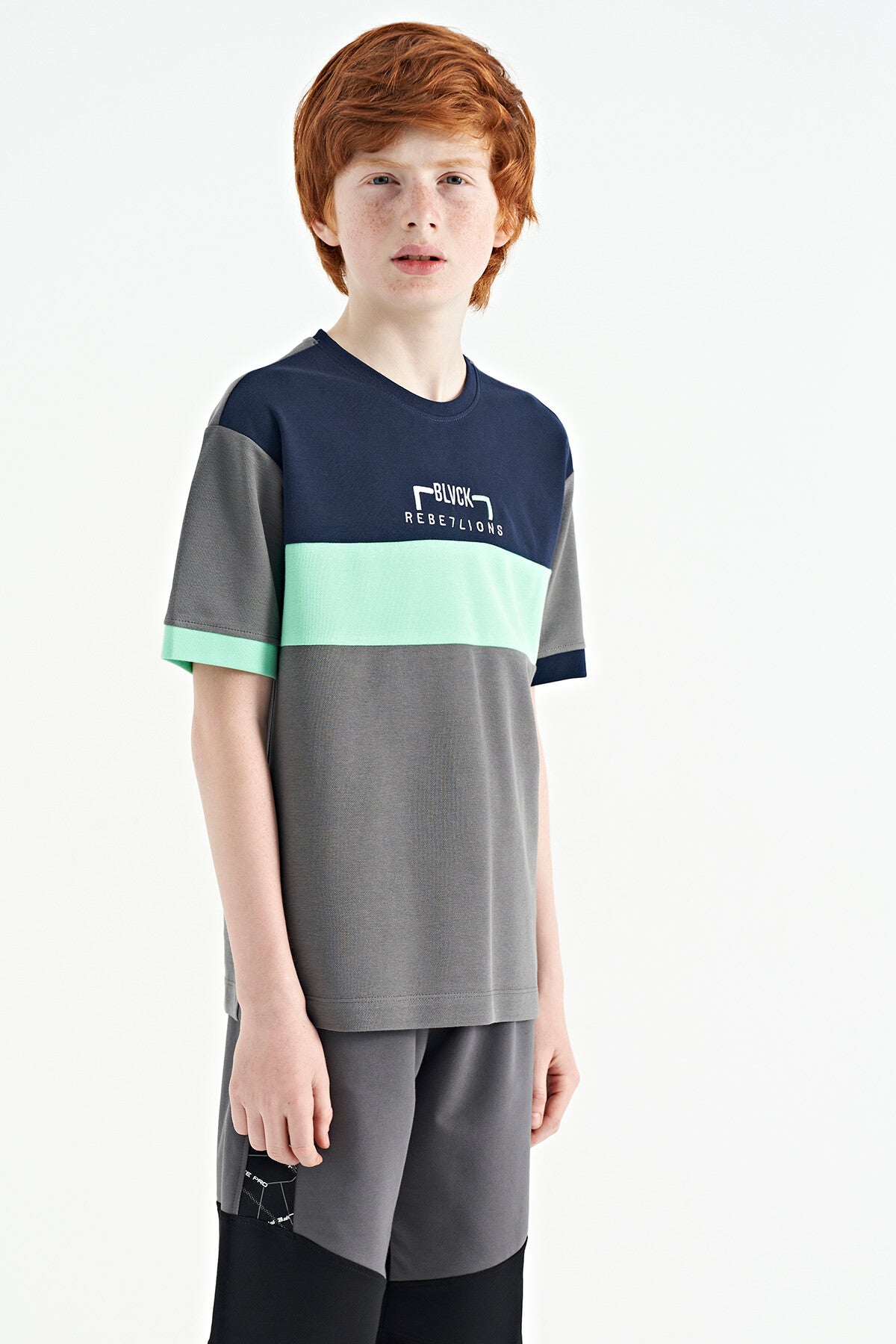 Koyu Gri Renk Geçişli Nakışlı Oversize Erkek Çocuk T-Shirt - 11159