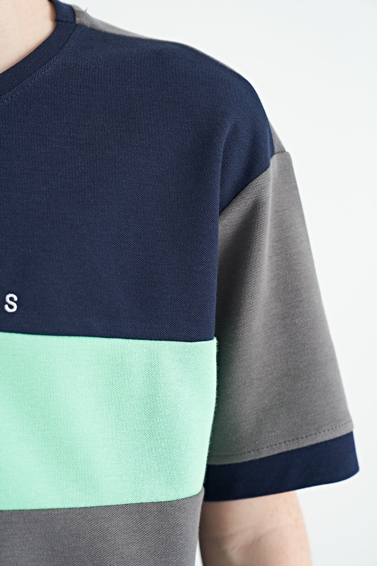 Koyu Gri Renk Geçişli Nakışlı Oversize Erkek Çocuk T-Shirt - 11159