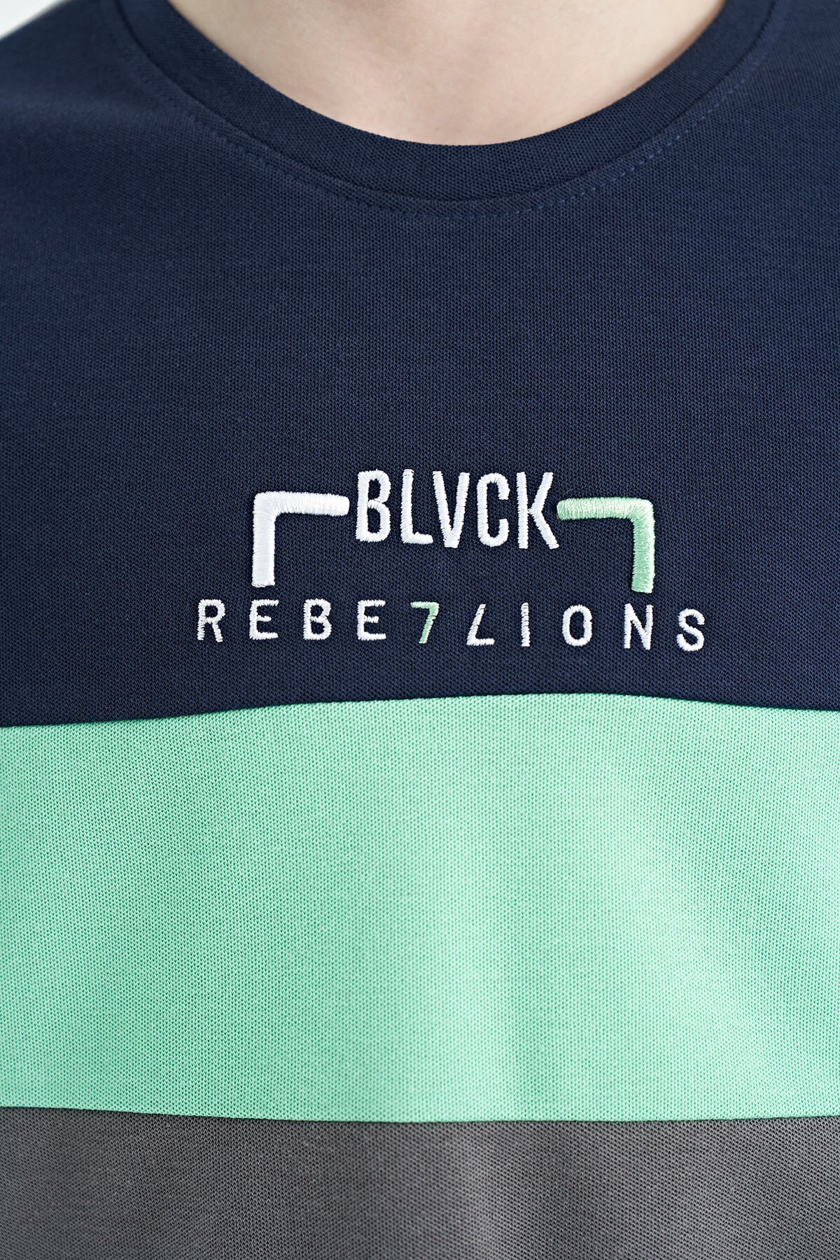 Koyu Gri Renk Geçişli Nakışlı Oversize Erkek Çocuk T-Shirt - 11159