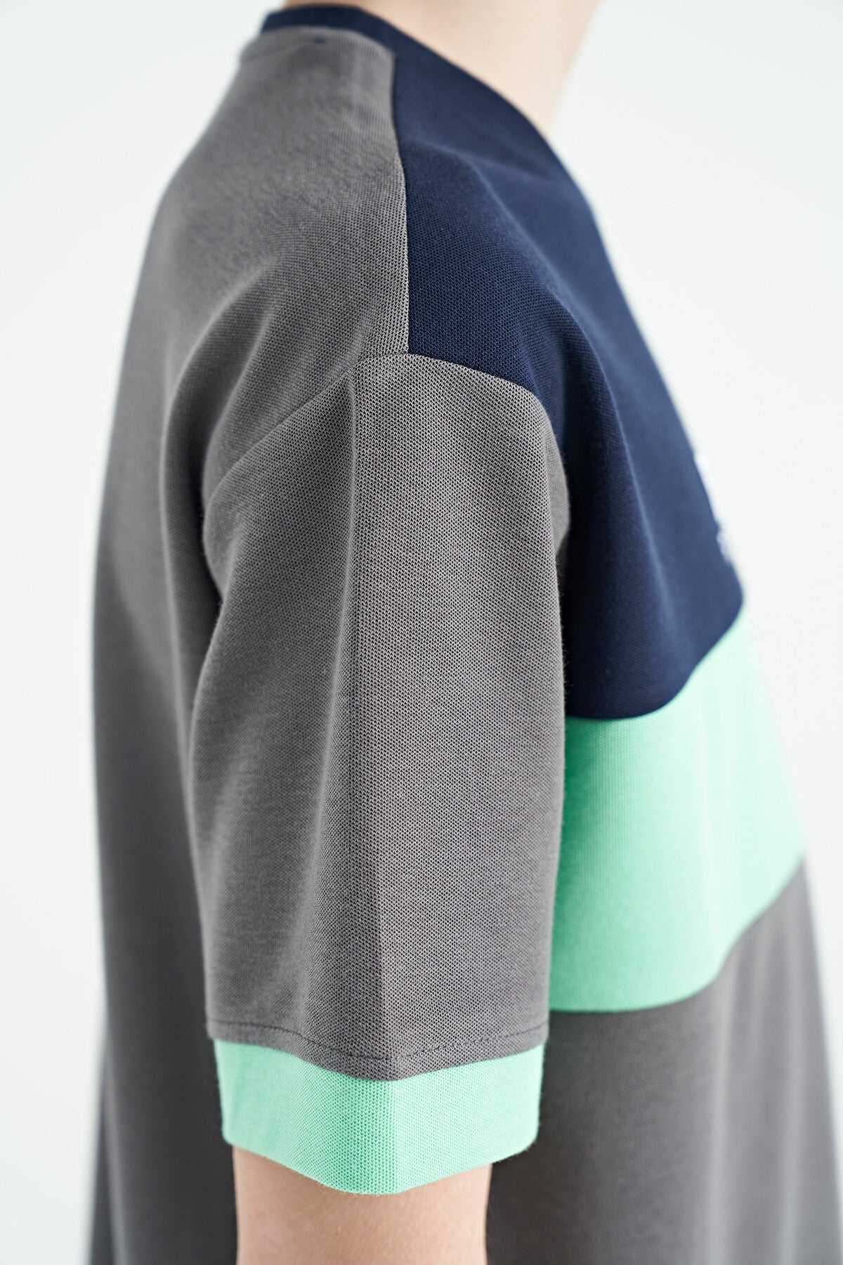 Koyu Gri Renk Geçişli Nakışlı Oversize Erkek Çocuk T-Shirt - 11159