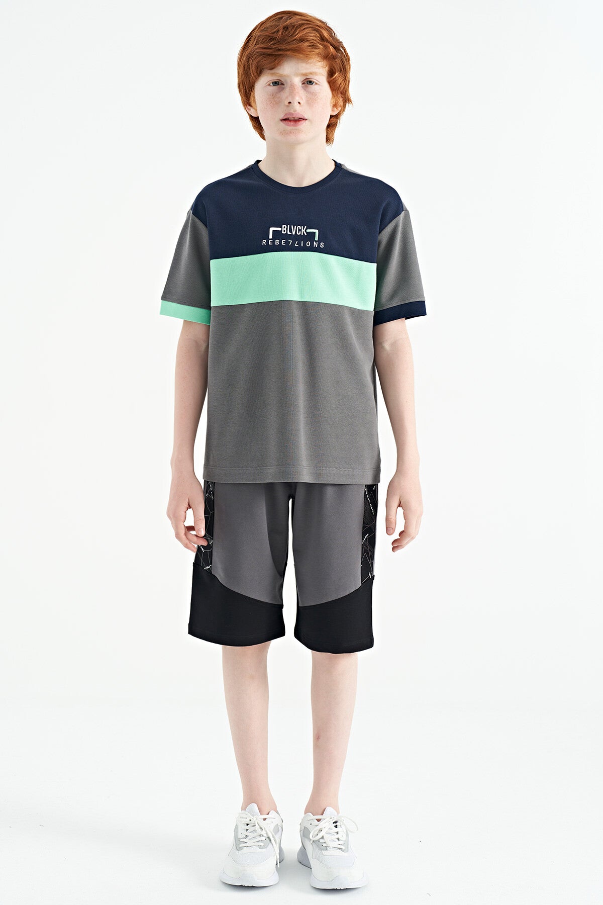 Koyu Gri Renk Geçişli Nakışlı Oversize Erkek Çocuk T-Shirt - 11159