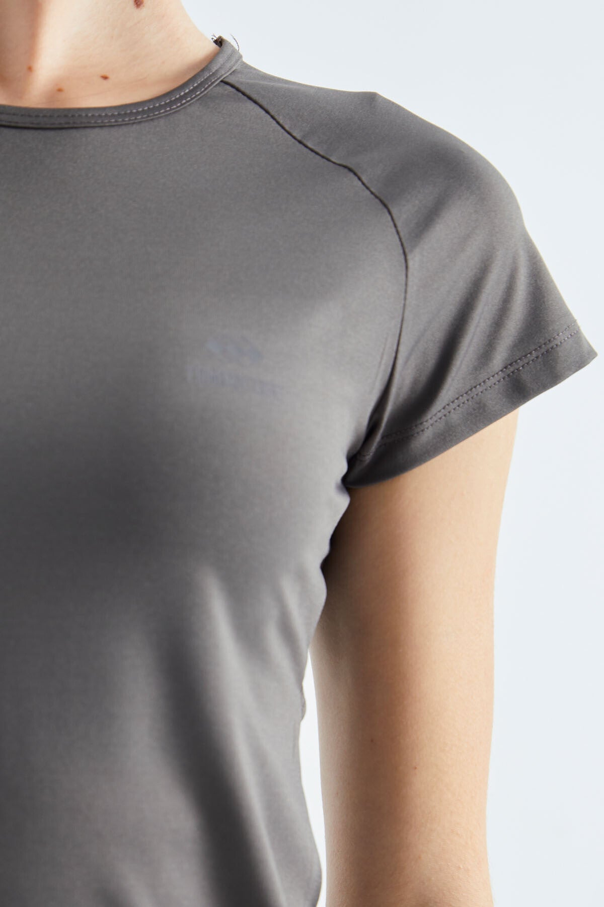 Koyu Gri Sırt Pencereli Kısa Kol Standart Kalıp O Yaka Kadın T-Shirt - 97101