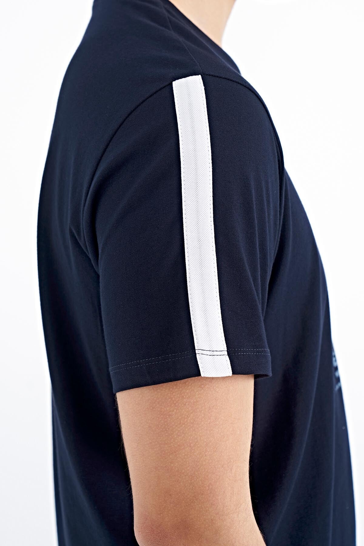 Lacivert Kol Şerit Detaylı O Yaka Standart Kalıp Erkek T-shirt - 88234