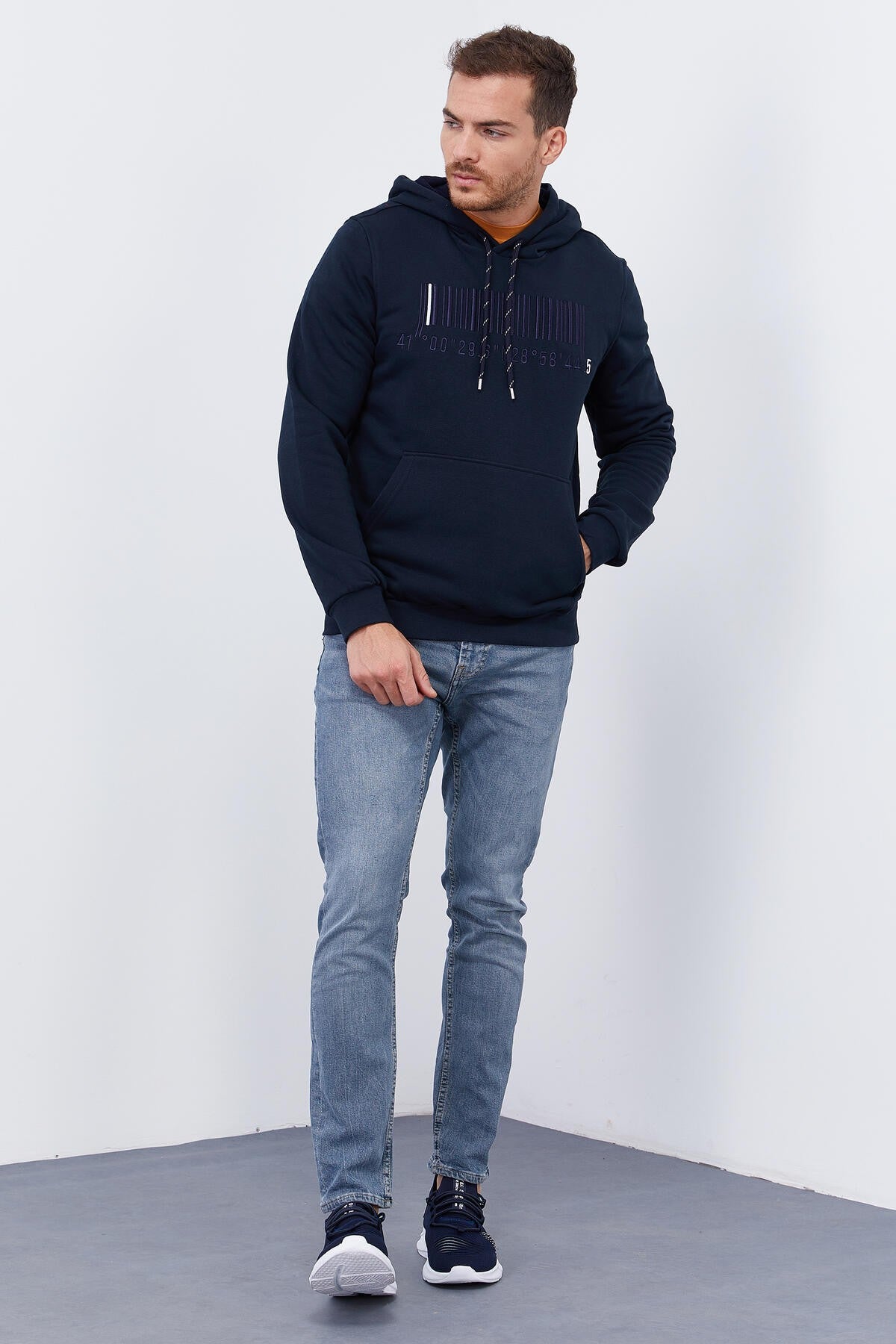 Lacivert Nakışlı Kanguru Cep Standart Kalıp Kapüşonlu Erkek Sweatshirt - 87839