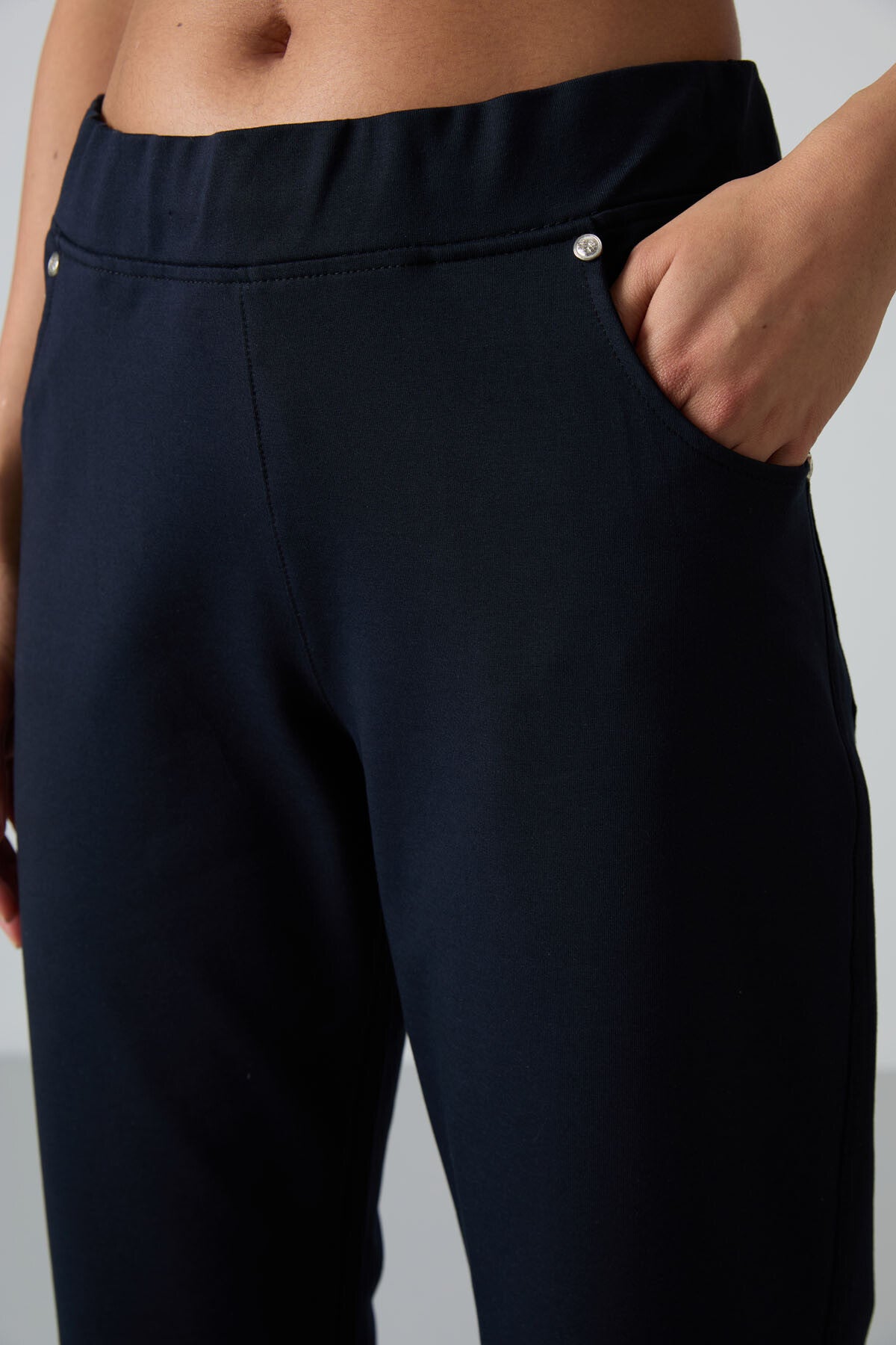 Lacivert Taş Detaylı Cepli Rahat Form Klasik Paça Kadın Eşofman Altı - 94007