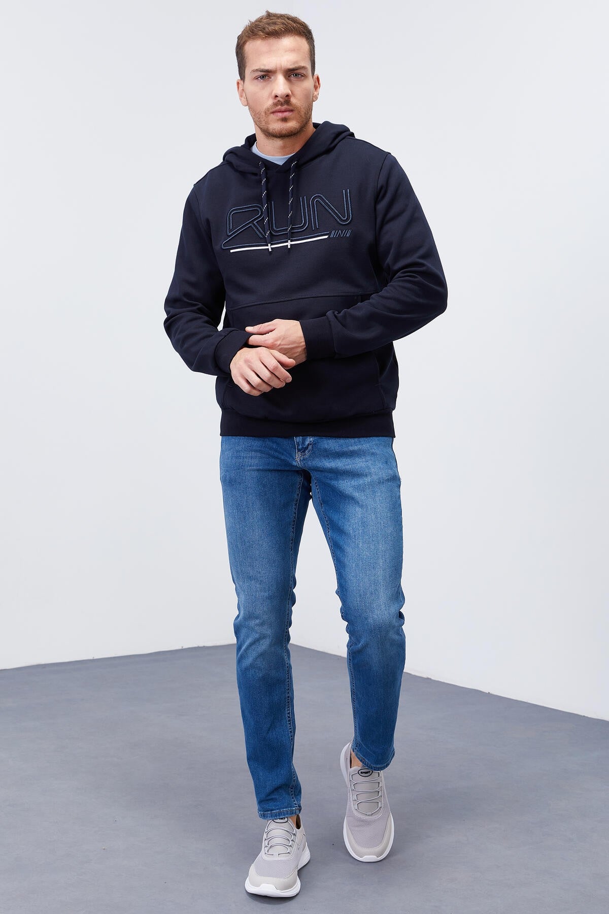 Lacivert Yazı Nakışlı Standart Kalıp Kapüşonlu Erkek Sweatshirt - 87887