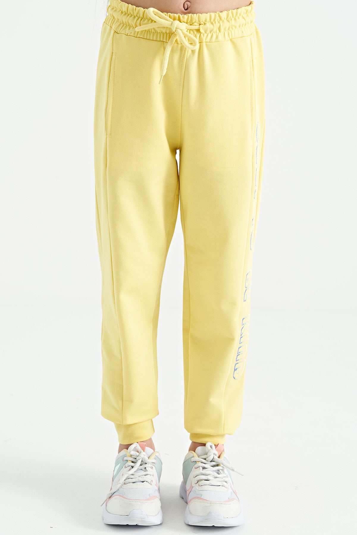 Limon Yan Yazı Nakışlı Bağcıklı Standart Kalıp Jogger Kız Çocuk Eşofman Alt - 75123