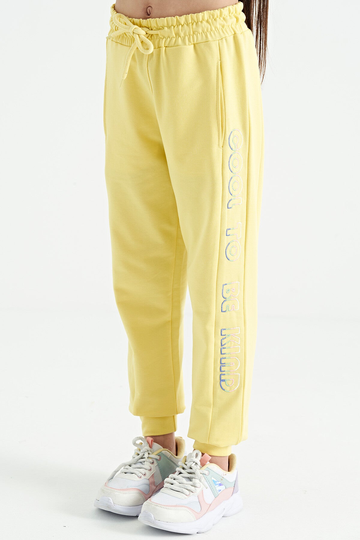 Limon Yan Yazı Nakışlı Bağcıklı Standart Kalıp Jogger Kız Çocuk Eşofman Alt - 75123