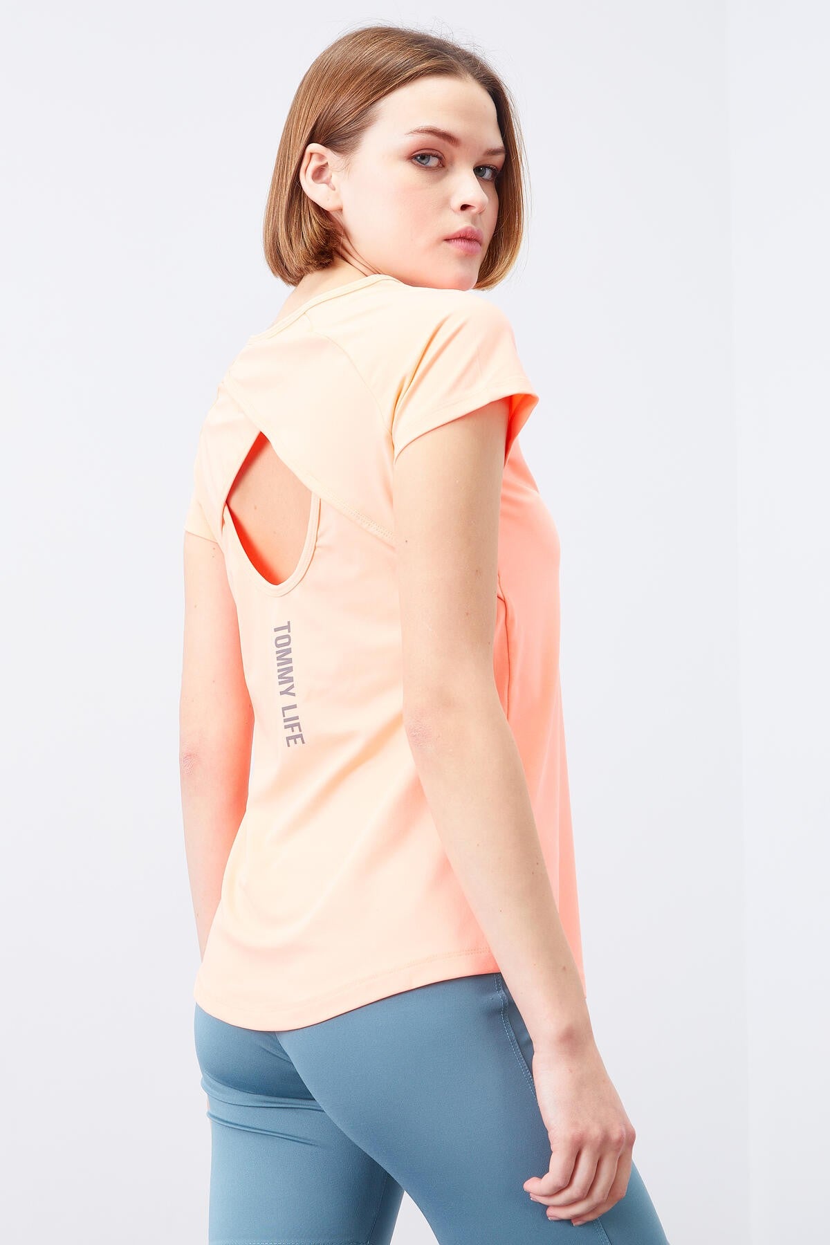 Mercan Sırt Pencereli Kısa Kol Standart Kalıp O Yaka Kadın T-Shirt - 97101