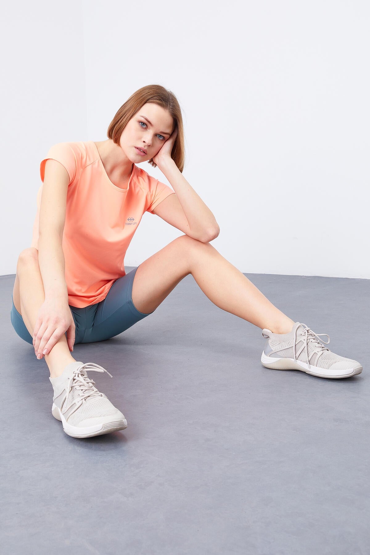 Mercan Sırt Pencereli Kısa Kol Standart Kalıp O Yaka Kadın T-Shirt - 97101