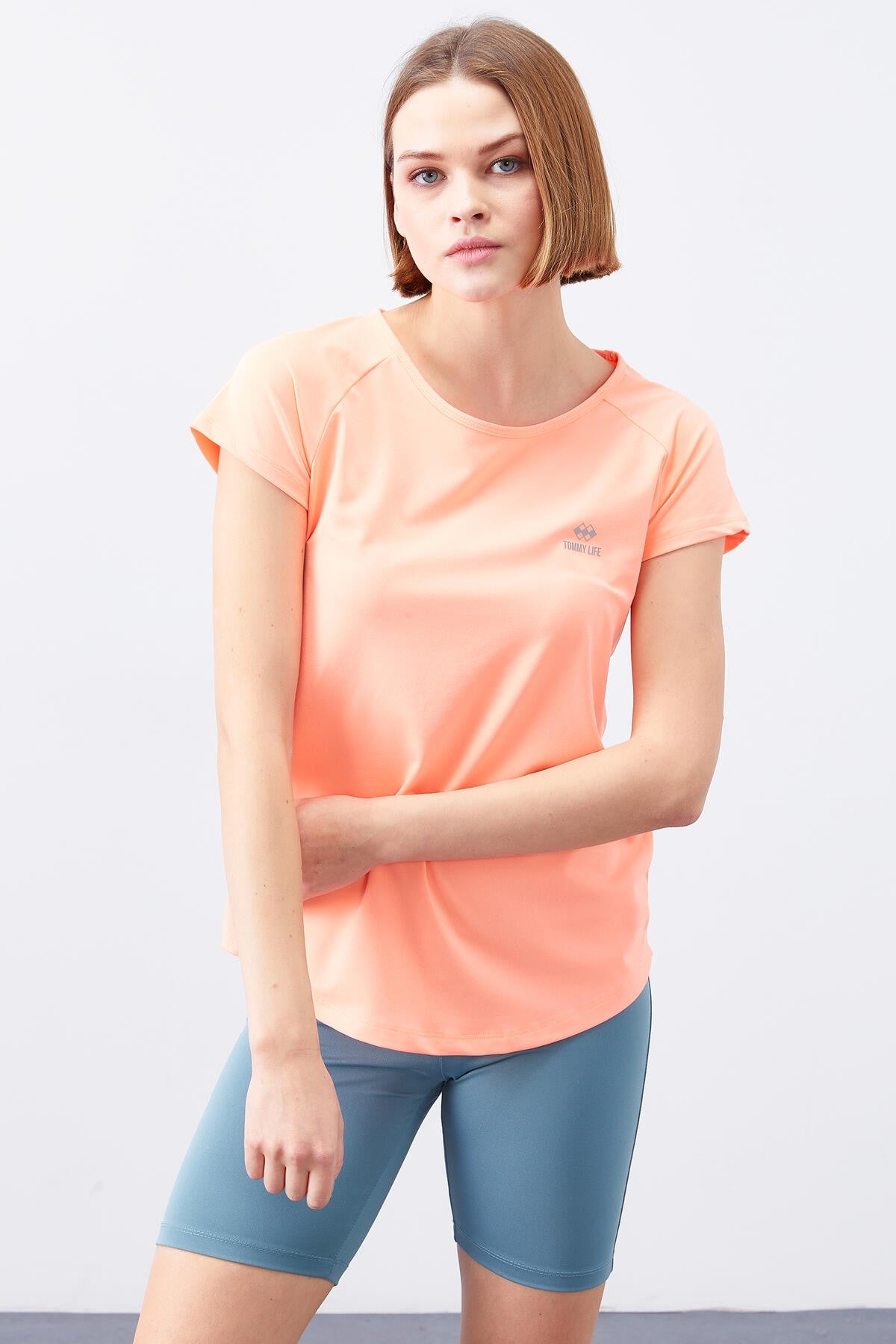 Mercan Sırt Pencereli Kısa Kol Standart Kalıp O Yaka Kadın T-Shirt - 97101