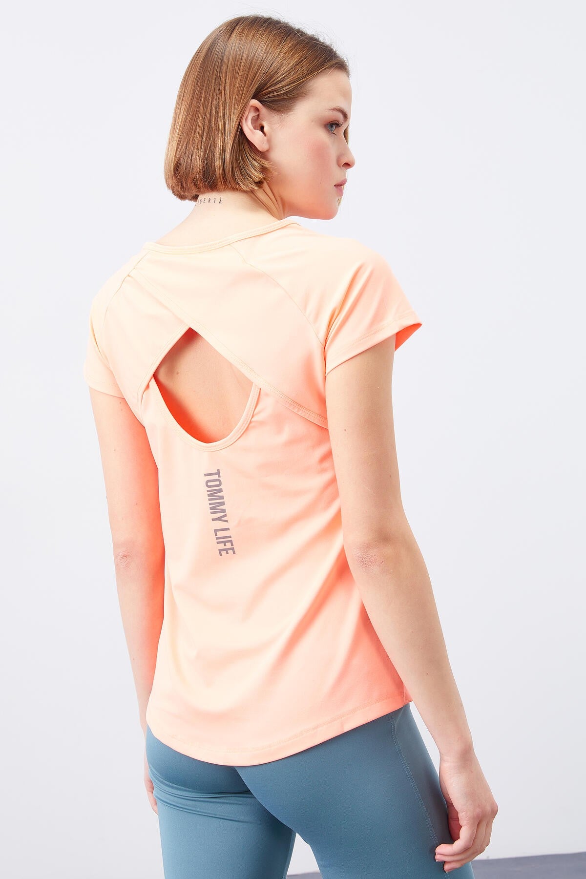 Mercan Sırt Pencereli Kısa Kol Standart Kalıp O Yaka Kadın T-Shirt - 97101