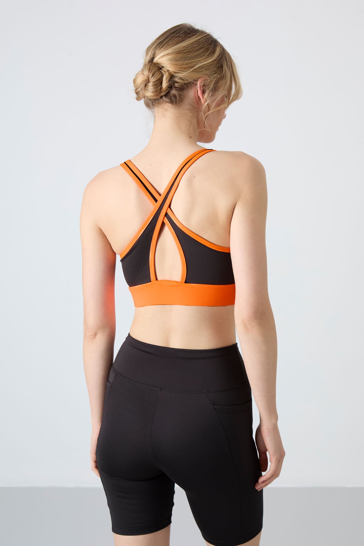 Neon Oranj Çapraz Sırt Detaylı Slim Fit U Yaka Pedli Kadın Spor Büstiyer - 97121