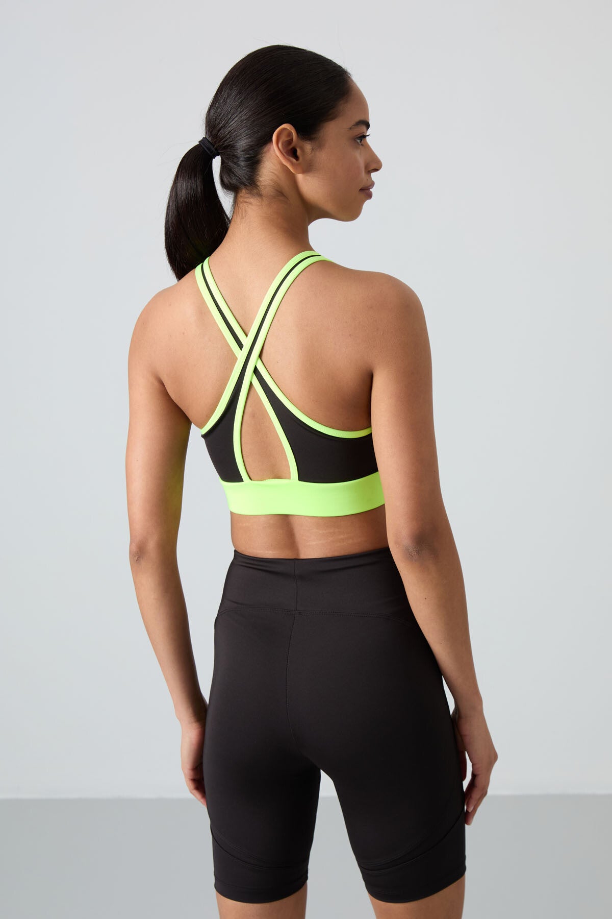 Neon Sarı Çapraz Sırt Detaylı Slim Fit U Yaka Pedli Kadın Spor Büstiyer - 97121