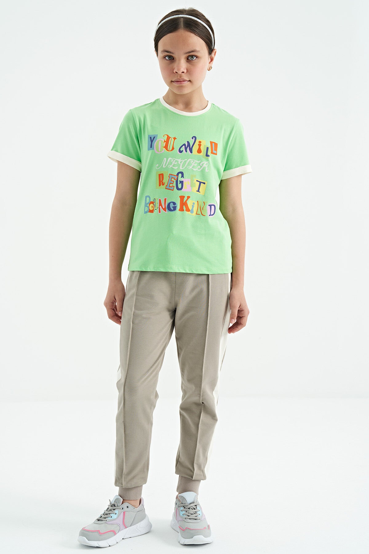 Neon Yeşil Renkli Yazı Detaylı O Yaka Rahat Form Kız Çocuk T-Shirt - 75109