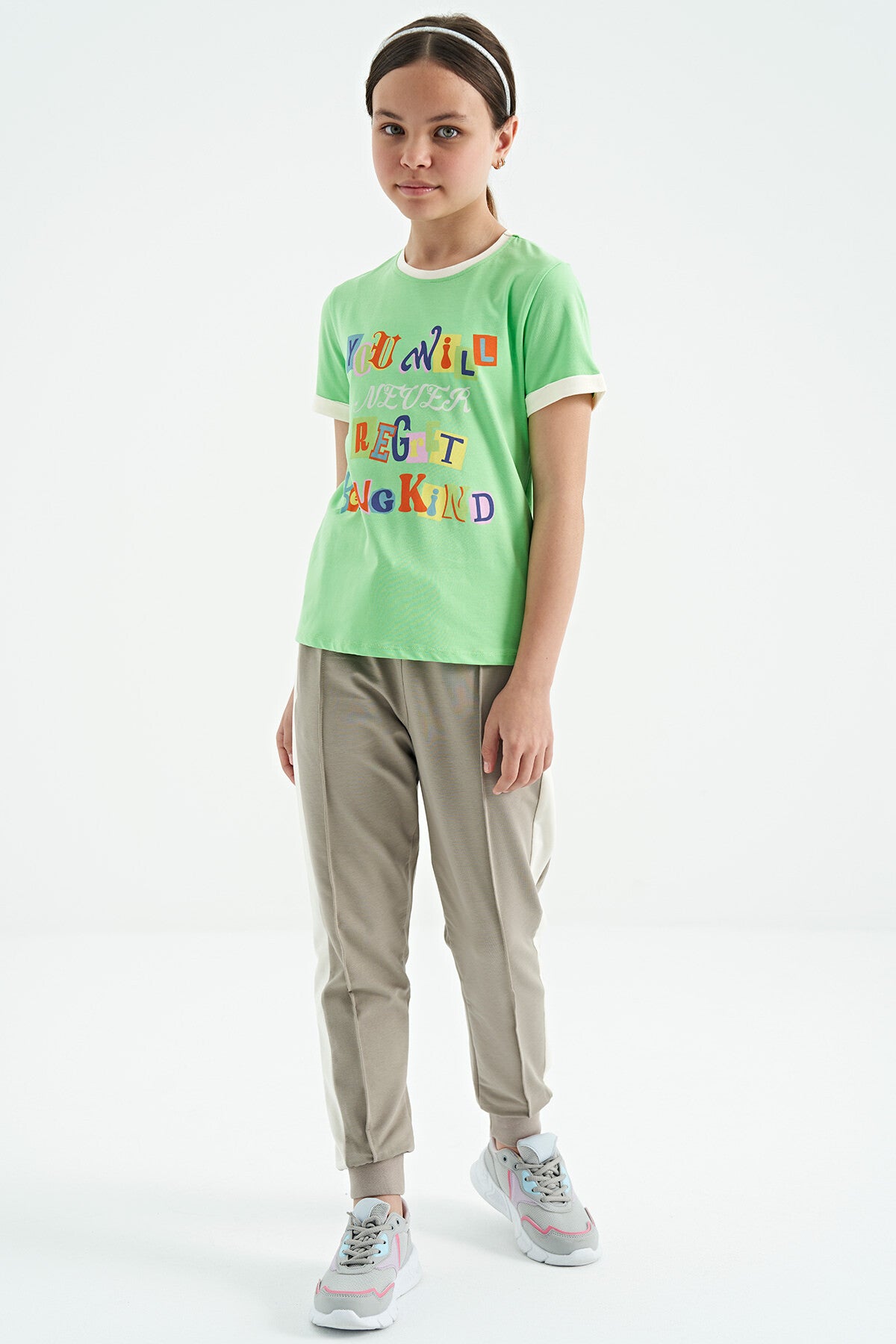 Neon Yeşil Renkli Yazı Detaylı O Yaka Rahat Form Kız Çocuk T-Shirt - 75109