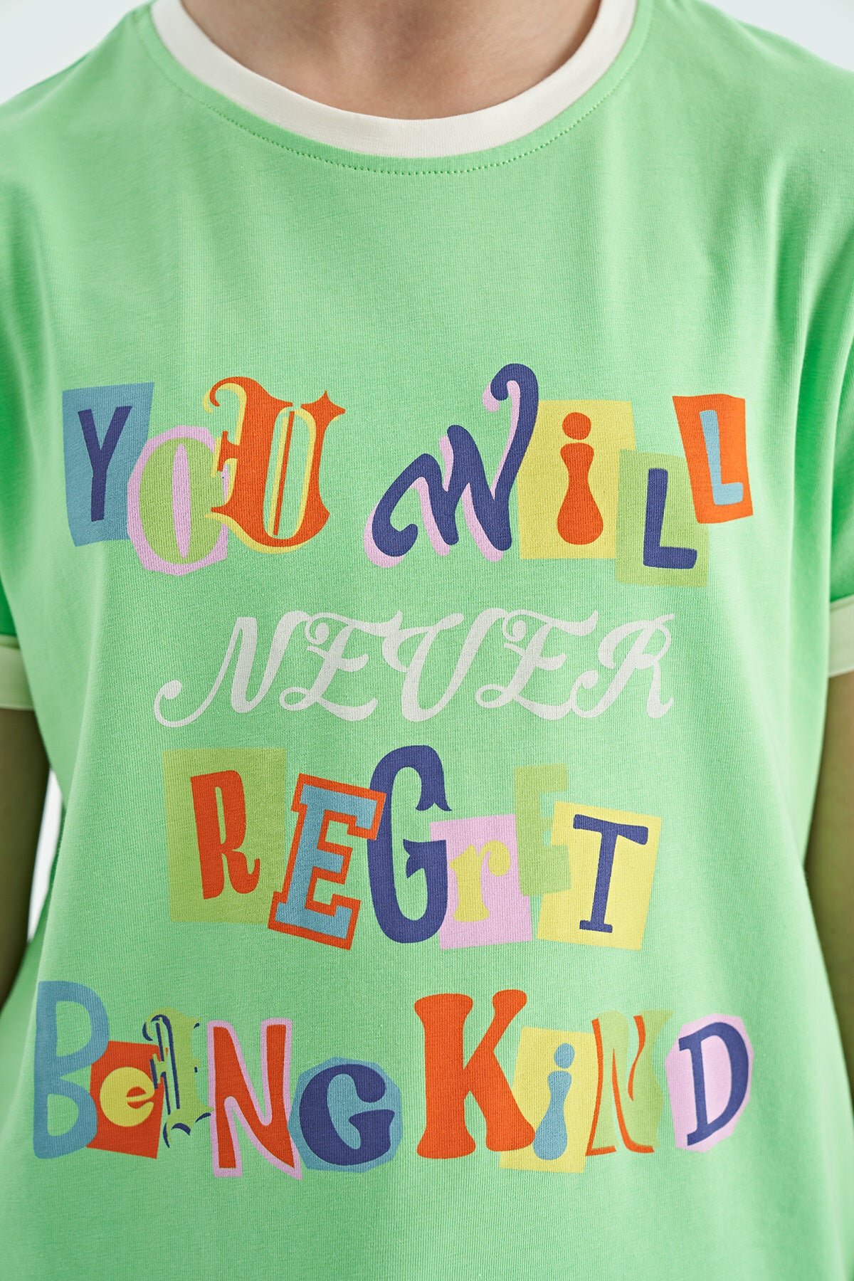 Neon Yeşil Renkli Yazı Detaylı O Yaka Rahat Form Kız Çocuk T-Shirt - 75109