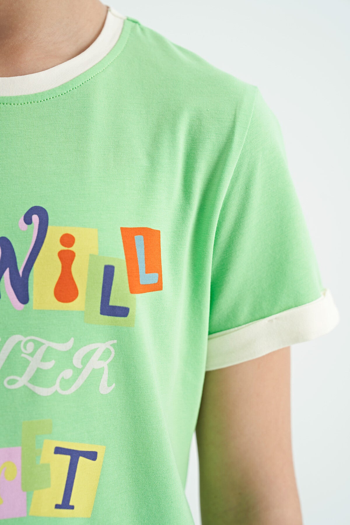 Neon Yeşil Renkli Yazı Detaylı O Yaka Rahat Form Kız Çocuk T-Shirt - 75109