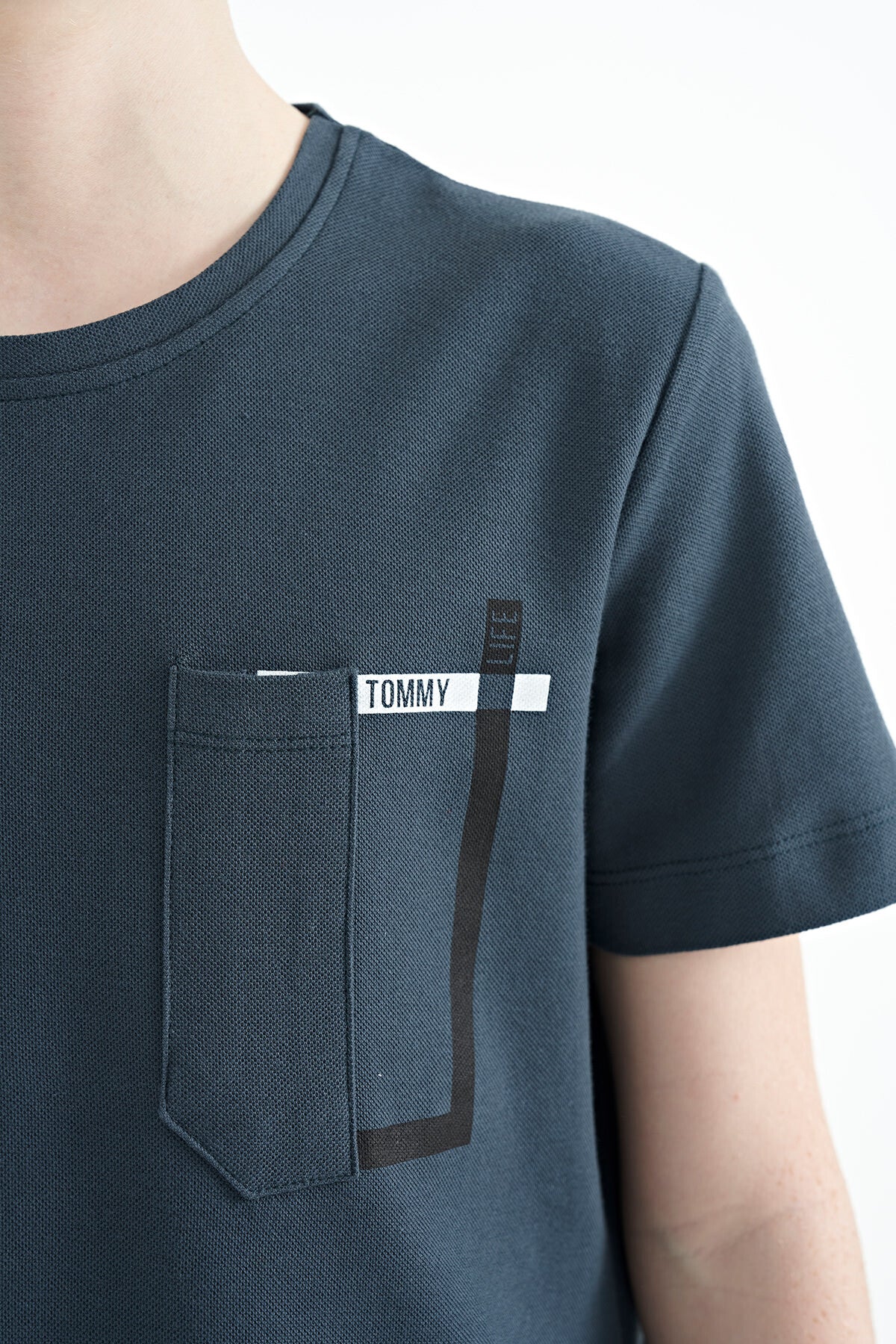 Orman Yeşili Cep Detaylı O Yaka Standart Kalıp Erkek Çocuk T-Shirt - 11120