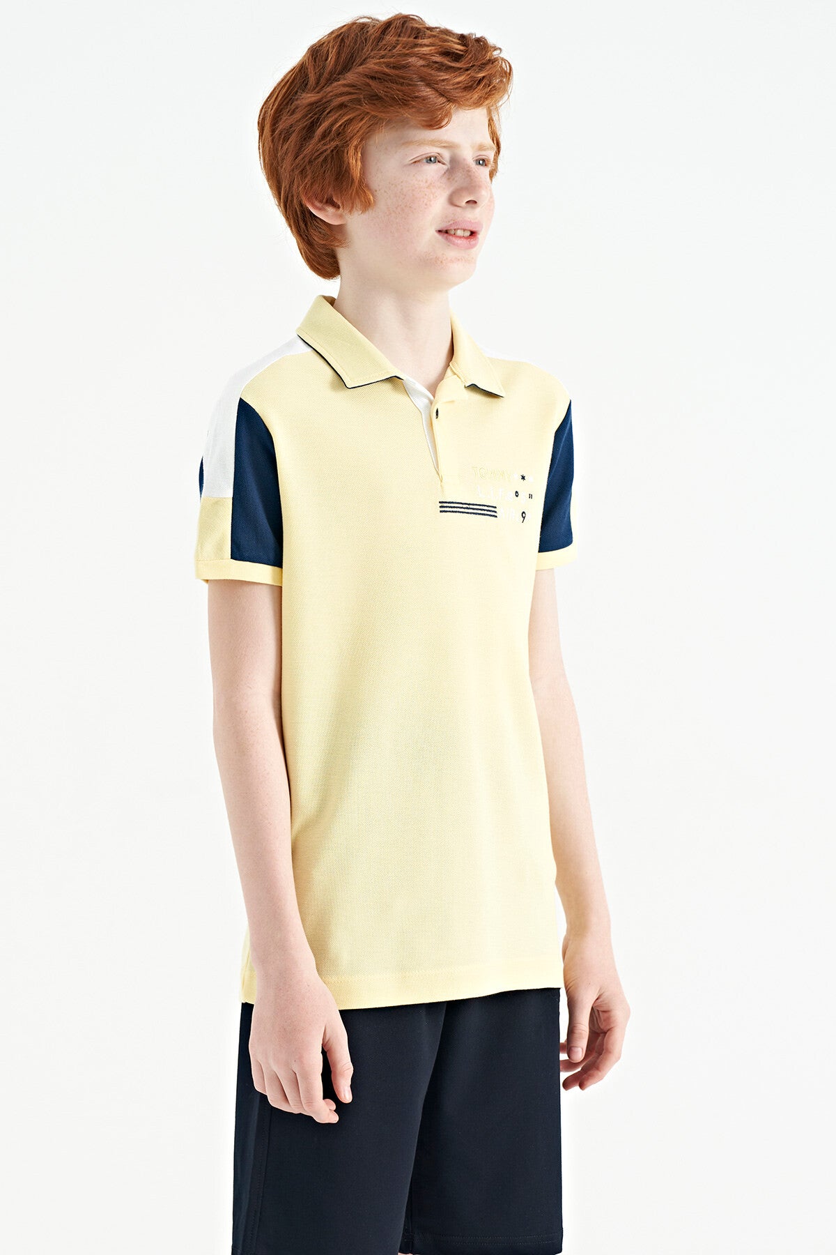 Sarı Renk Bloklu Omuz Garni Detaylı Standart Kalıp Erkek Çocuk T-Shirt - 11155